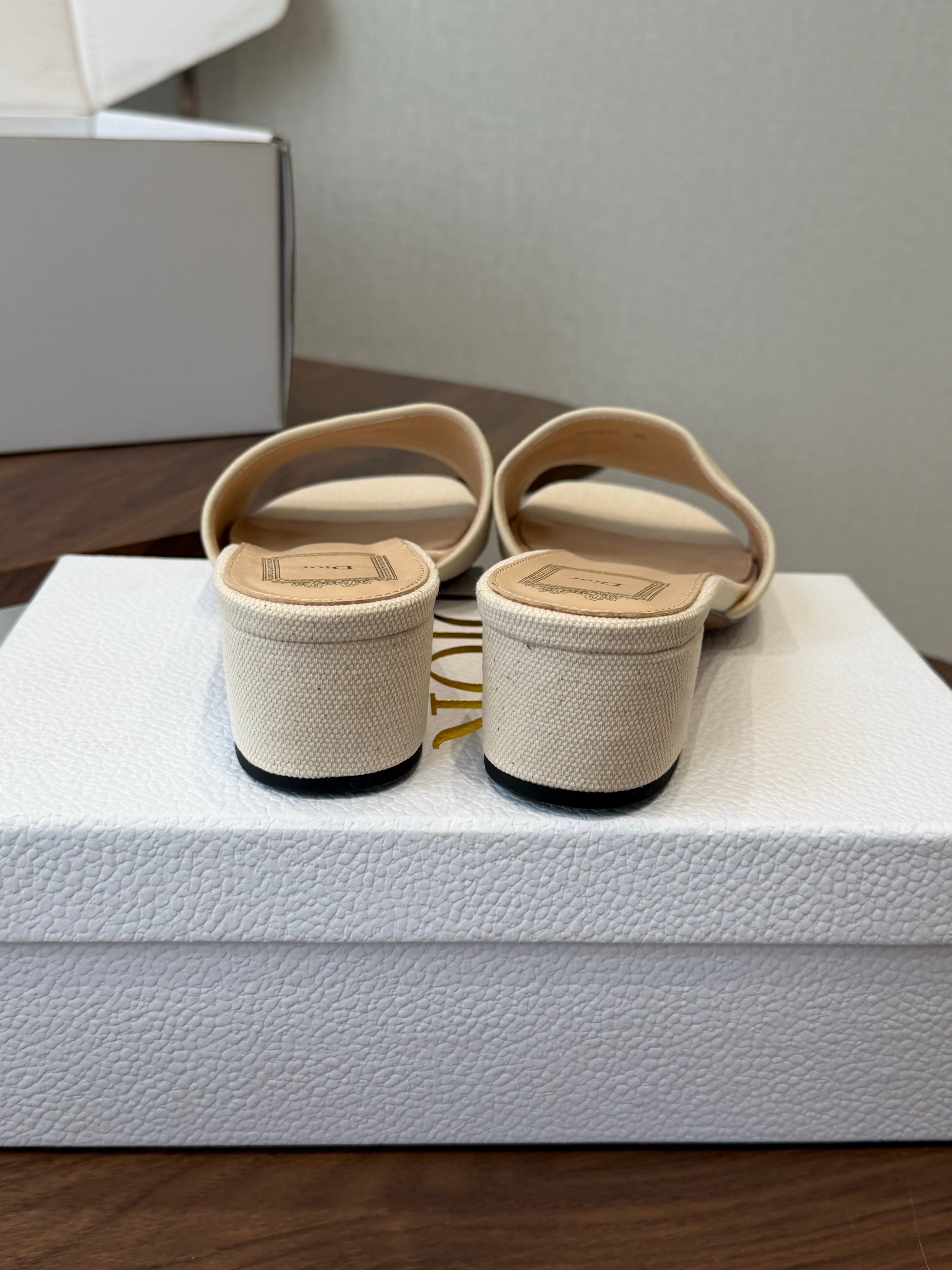 DIOR 26S D-BADGE SLIDE SANDALS IN IVORY WHITE CANVAS AND CALFSKIN
