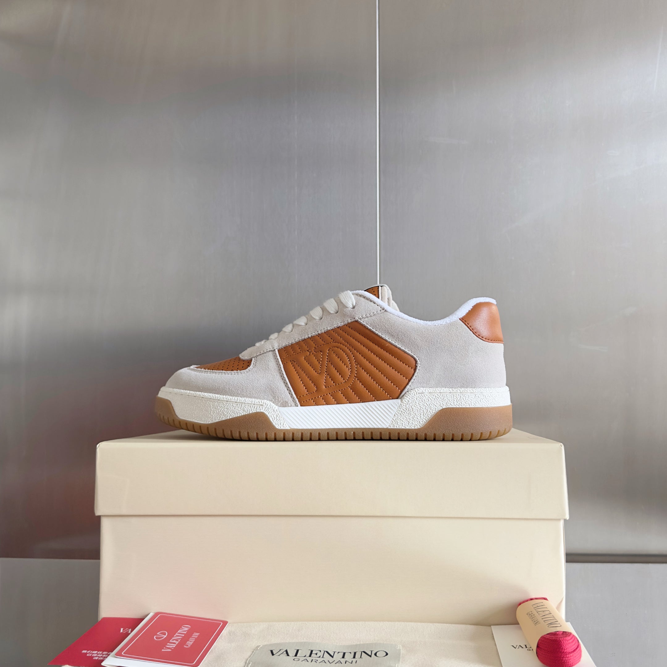 VALENTINO 25S GARAVANI FREEDOTS SNEAKERS IN BEIGE SUEDE AND ORANGE LAMBSKIN