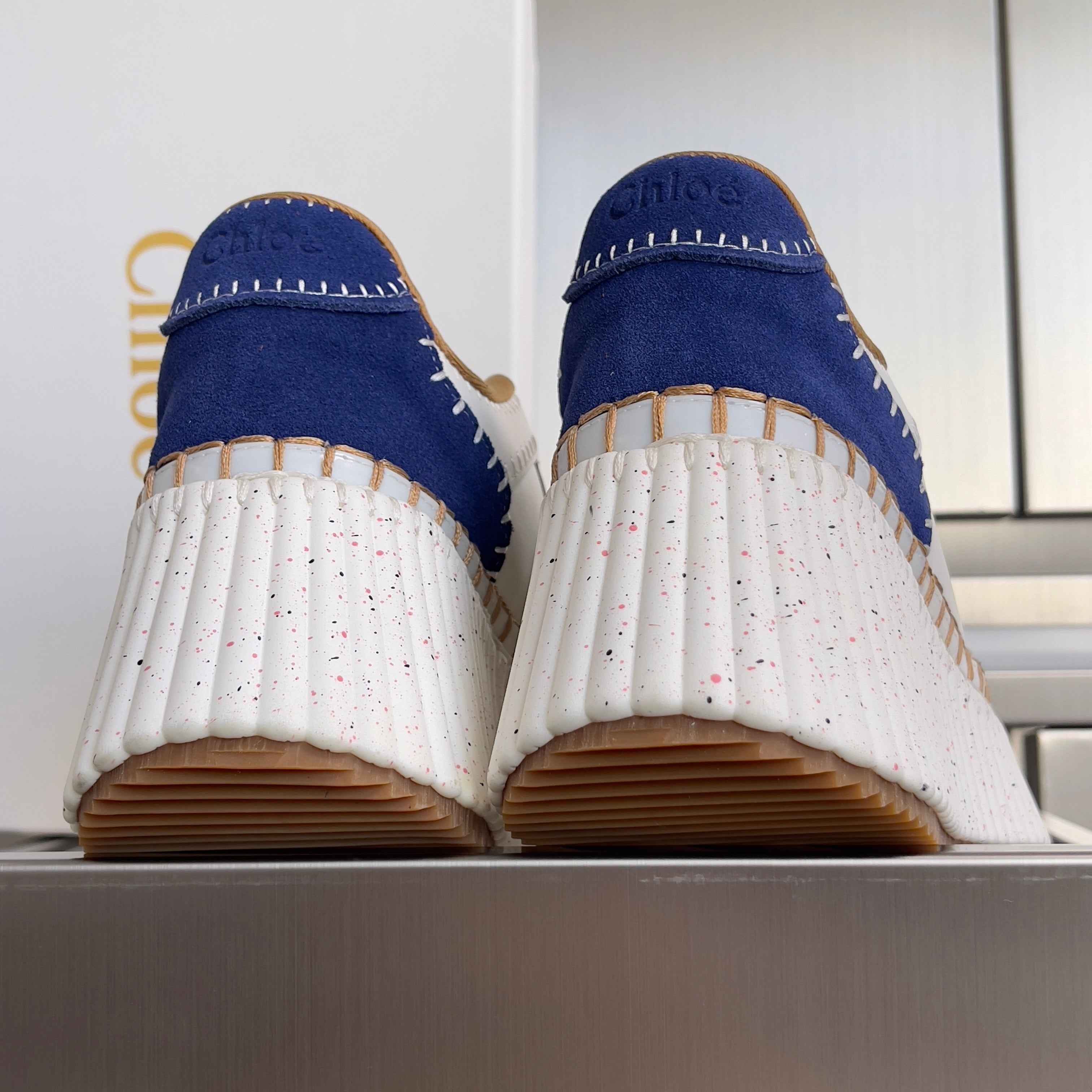 CHLOÉ 26S WEDGE SNEAKERS 70 MM IN WHITE CALFSKIN AND NAVY BLUE SUEDE