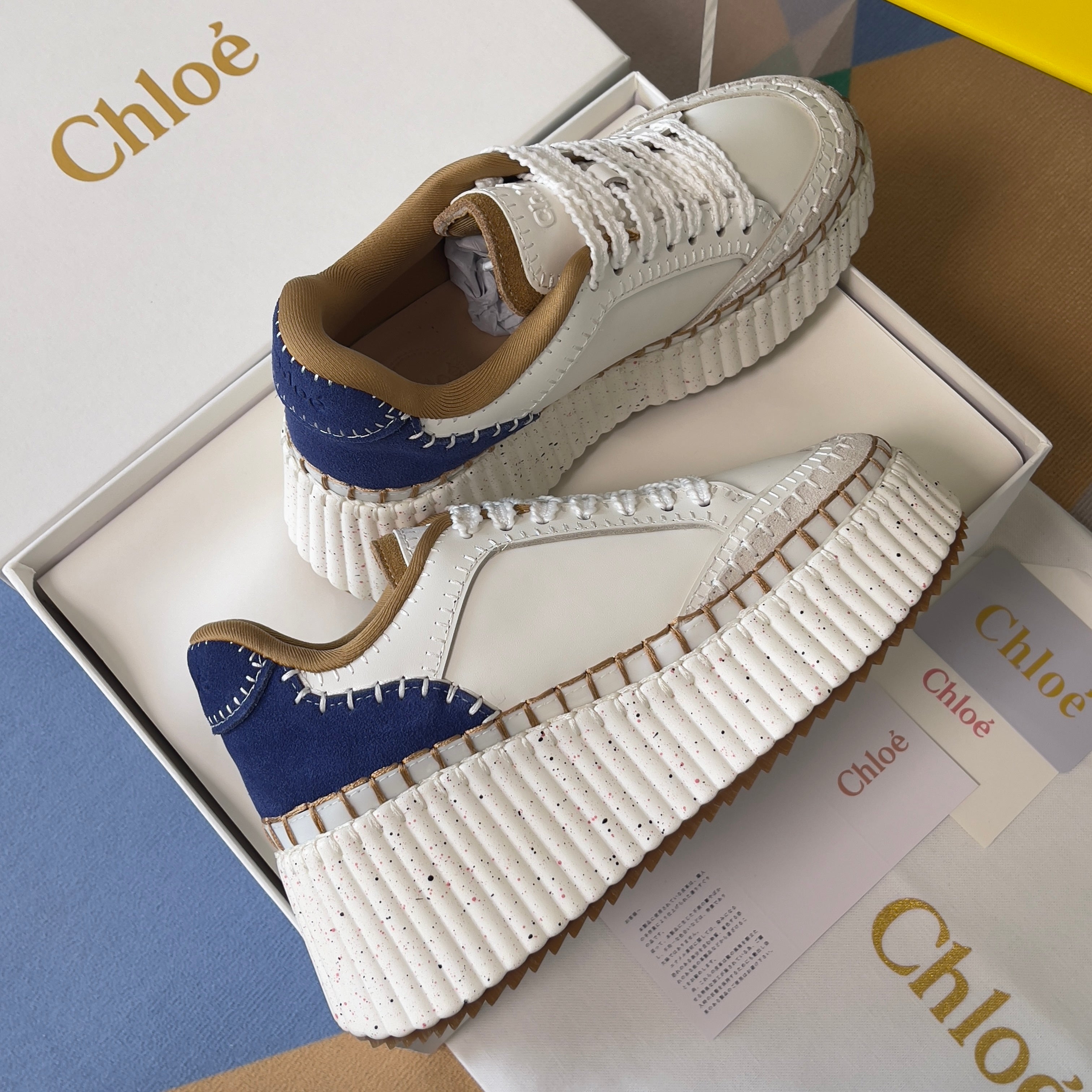 CHLOÉ 26S WEDGE SNEAKERS 70 MM IN WHITE CALFSKIN AND NAVY BLUE SUEDE
