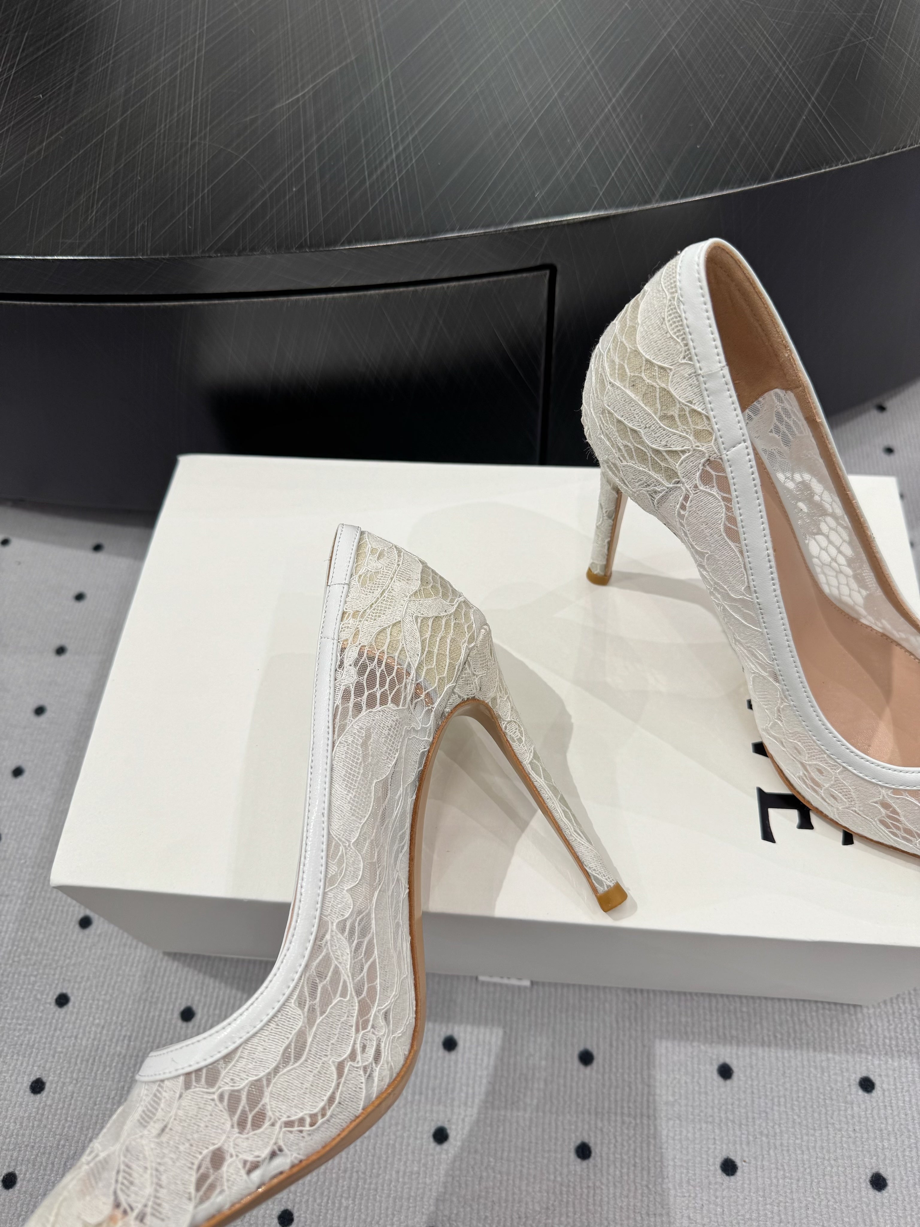GIANVITO ROSSI 26S HIGH HEELS 105 MM IN WHITE LACE FABRIC