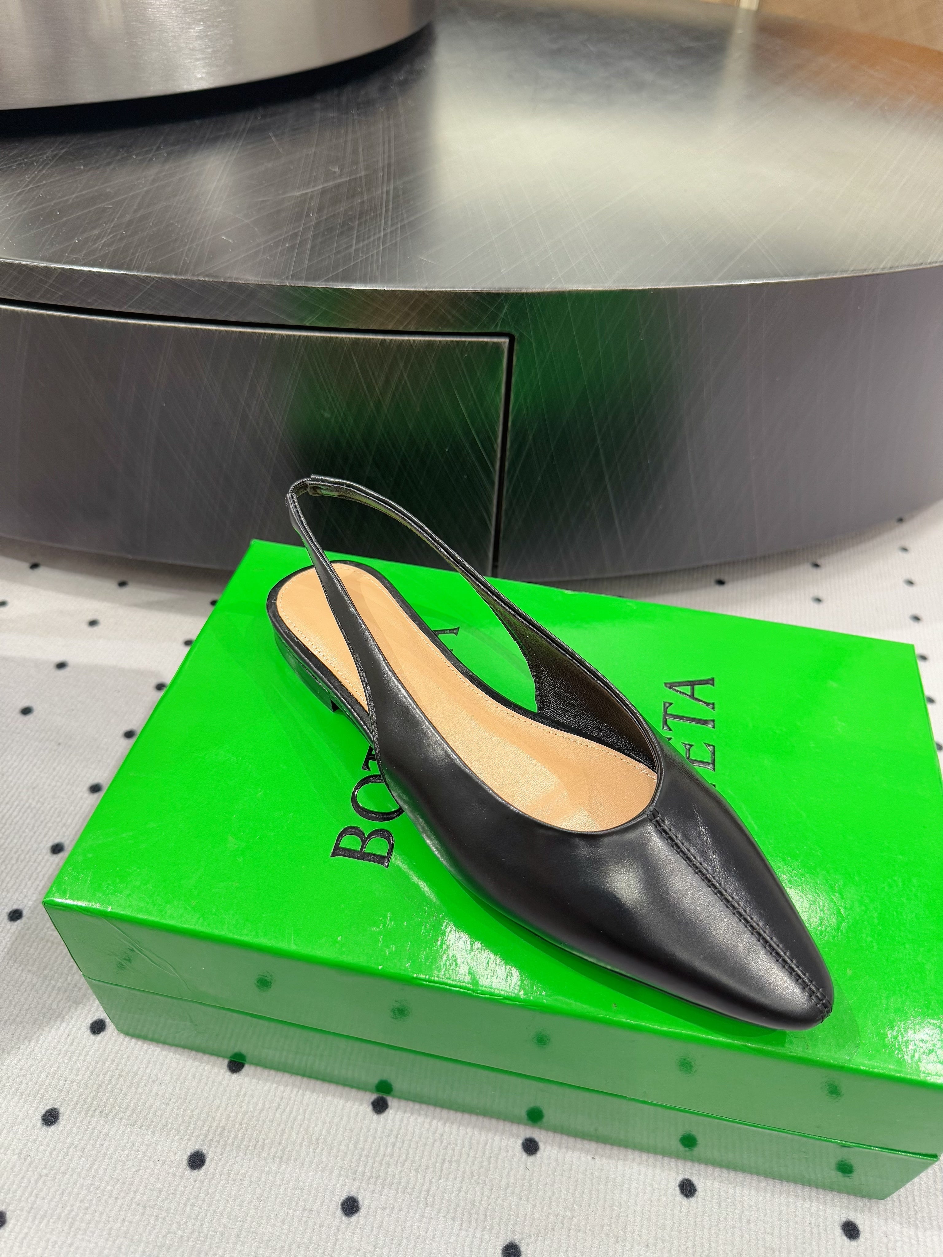 BOTTEGA VENETA 26S SLINGBACK FLATS IN BLACK CALFSKIN