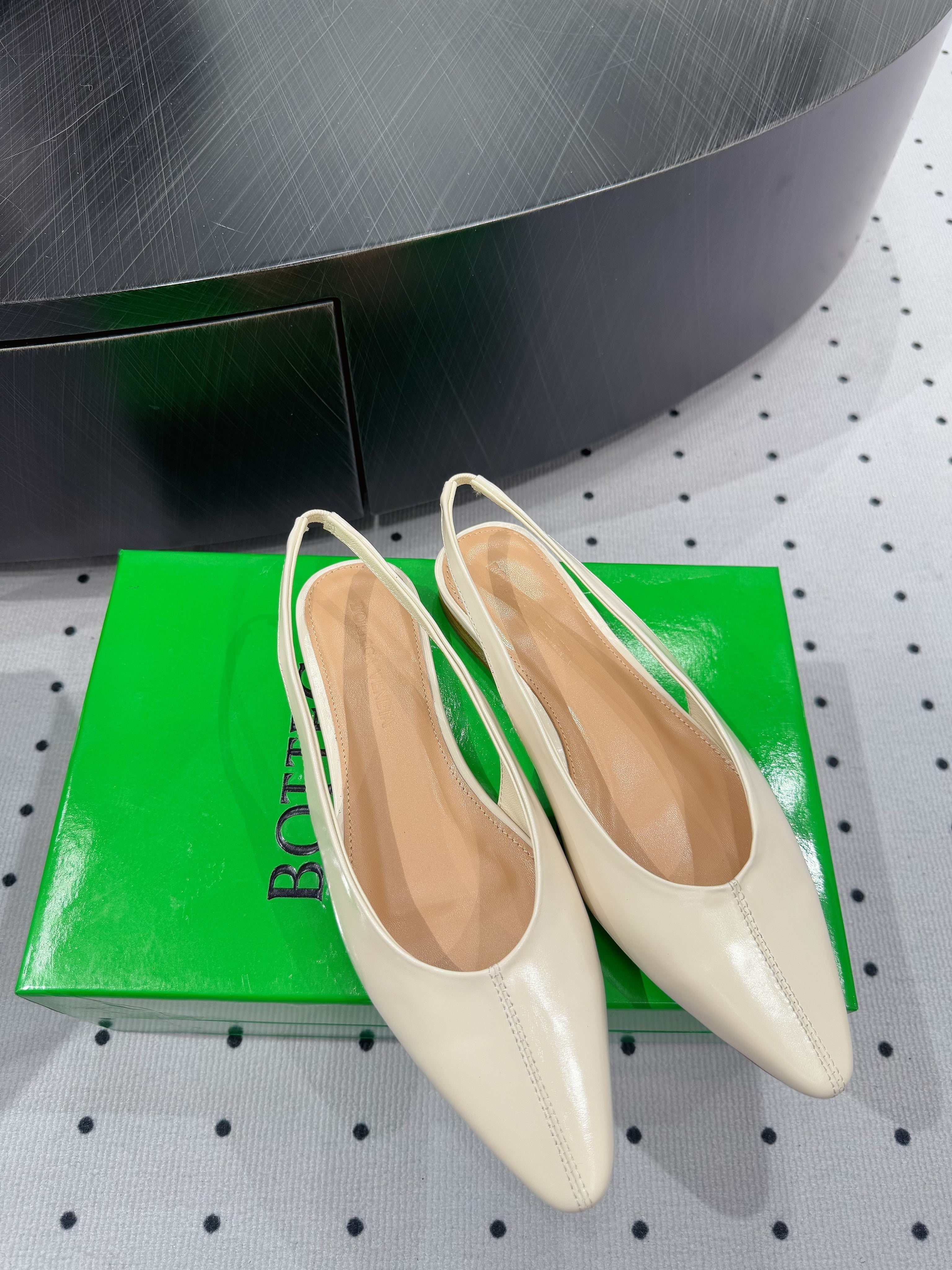 BOTTEGA VENETA 26S SLINGBACK FLATS IN LIGHT BEIGE CALFSKIN