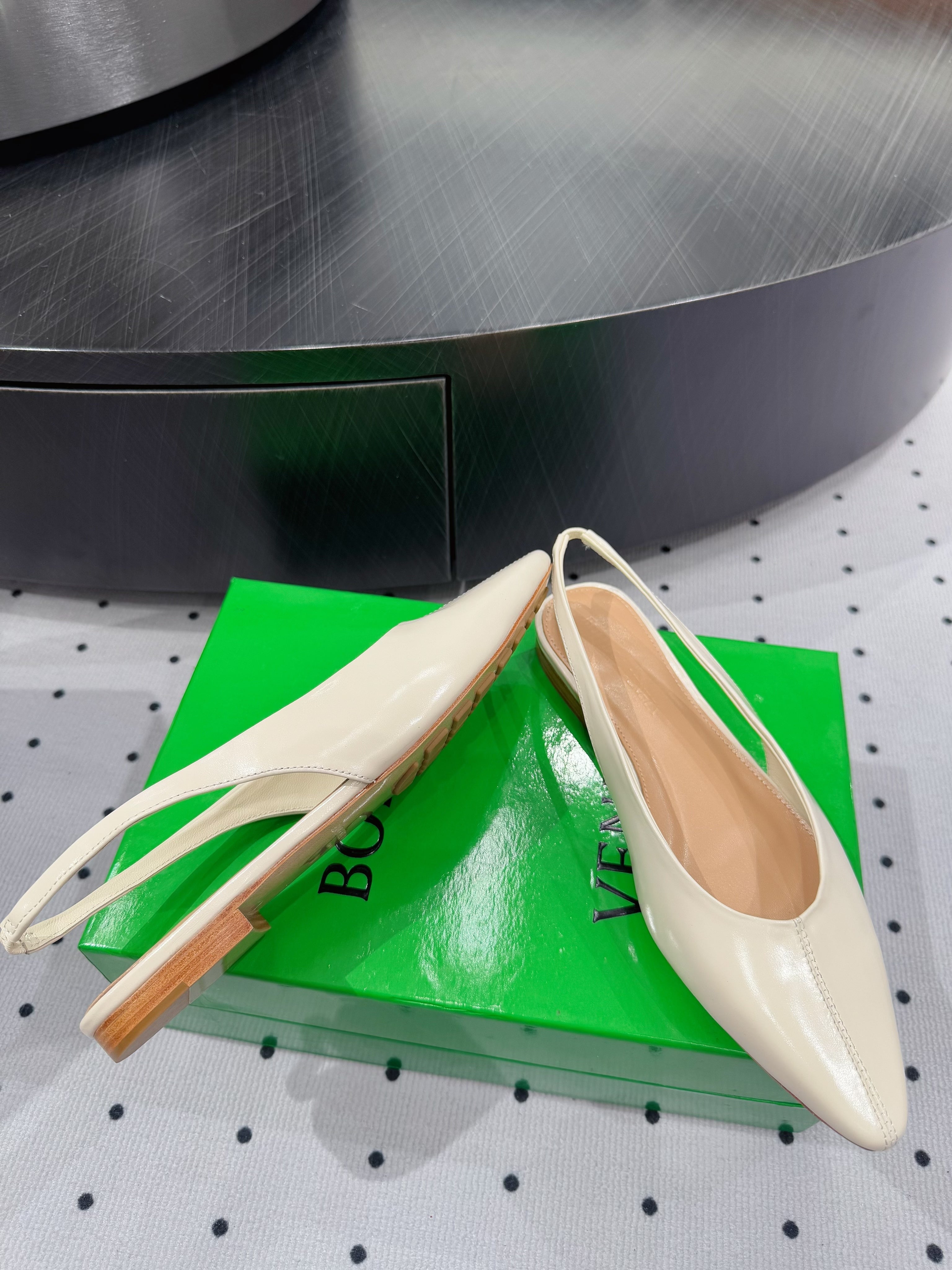 BOTTEGA VENETA 26S SLINGBACK FLATS IN LIGHT BEIGE CALFSKIN