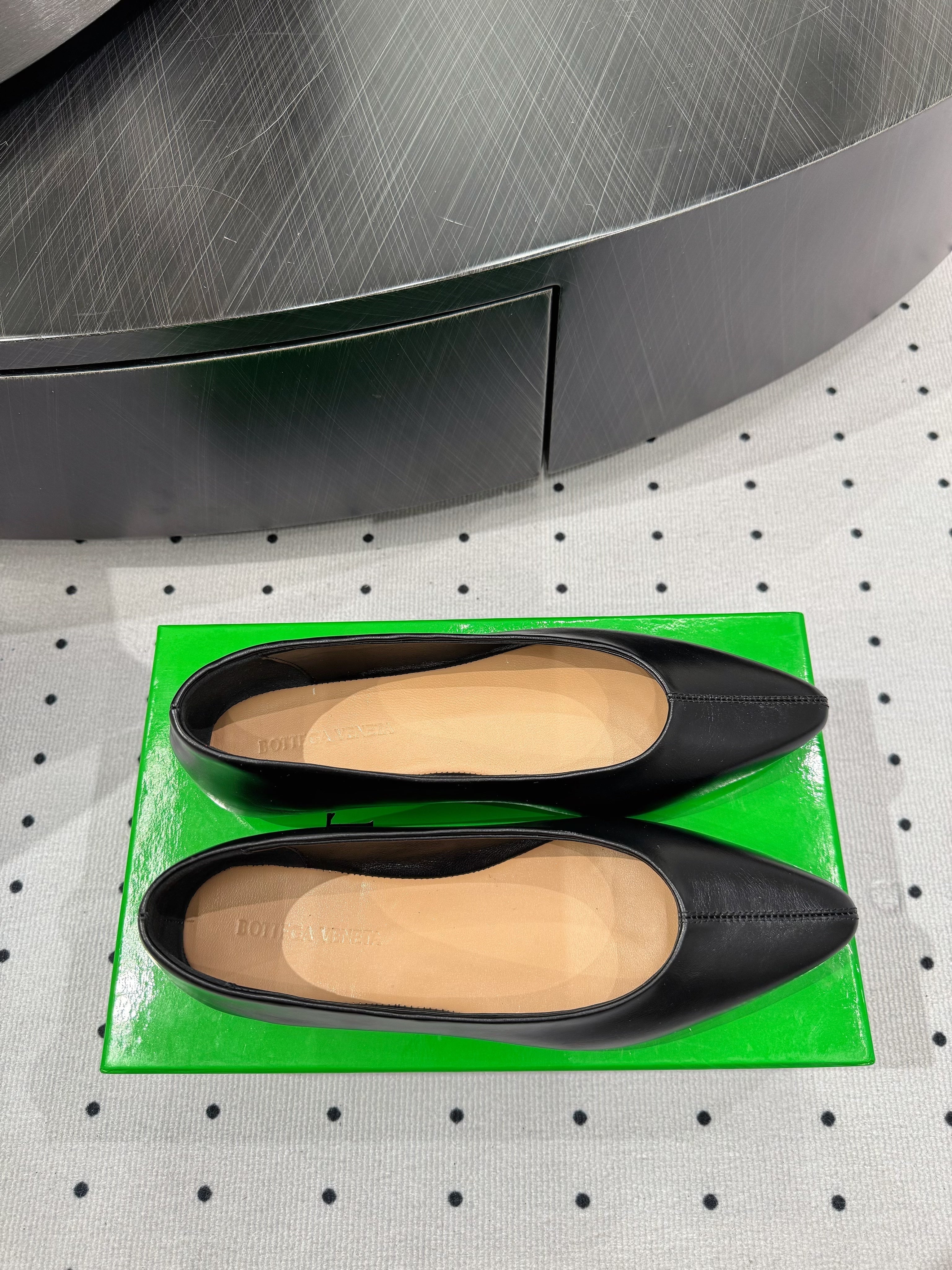 BOTTEGA VENETA 26S BALLET FLATS IN BLACK CALFSKIN