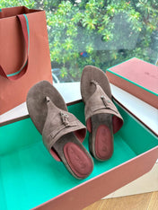 LP THONG SANDALS 25S IN ASH BROWN SUEDE