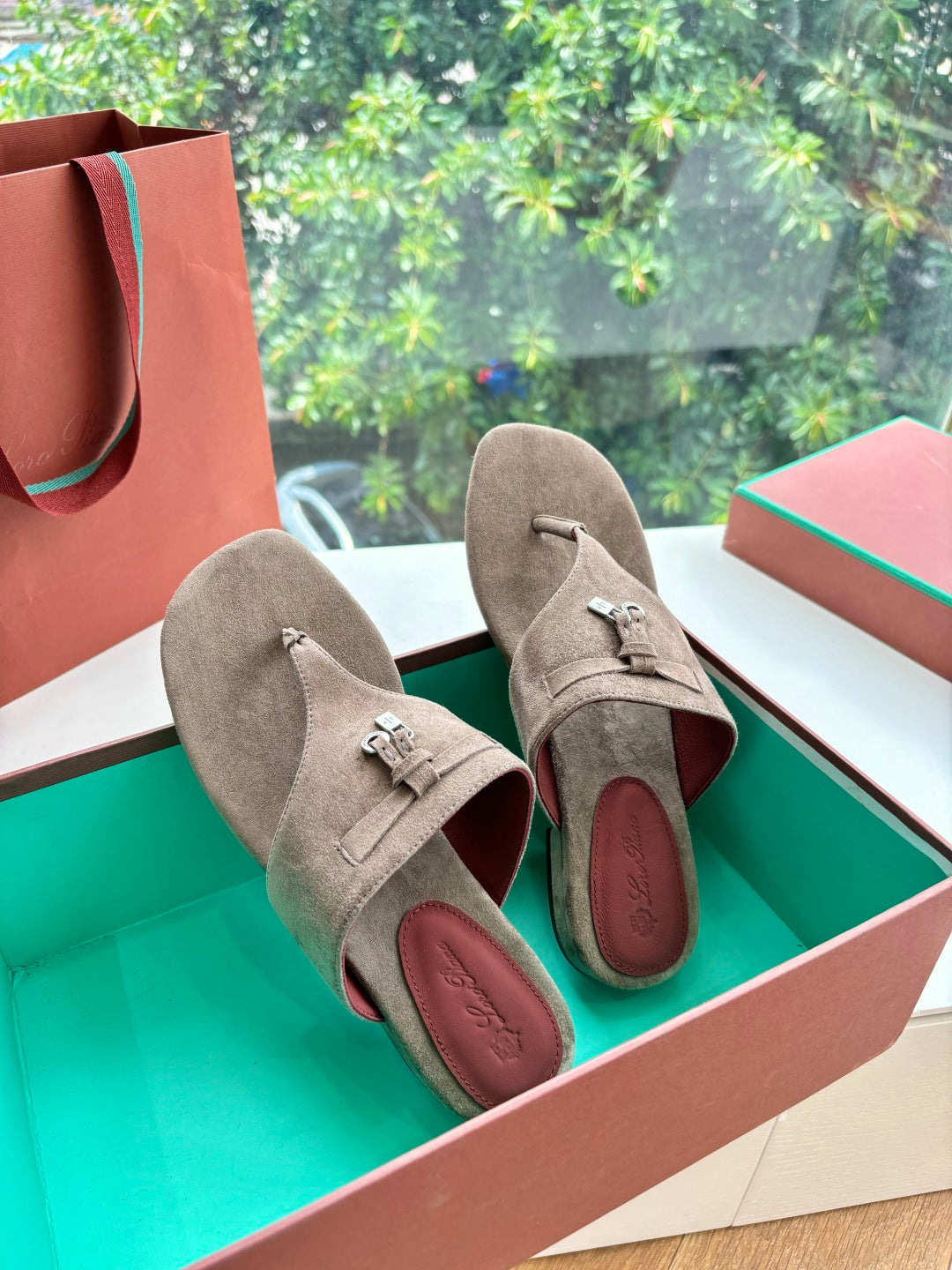 LP THONG SANDALS 25S IN STONE BROWN SUEDE