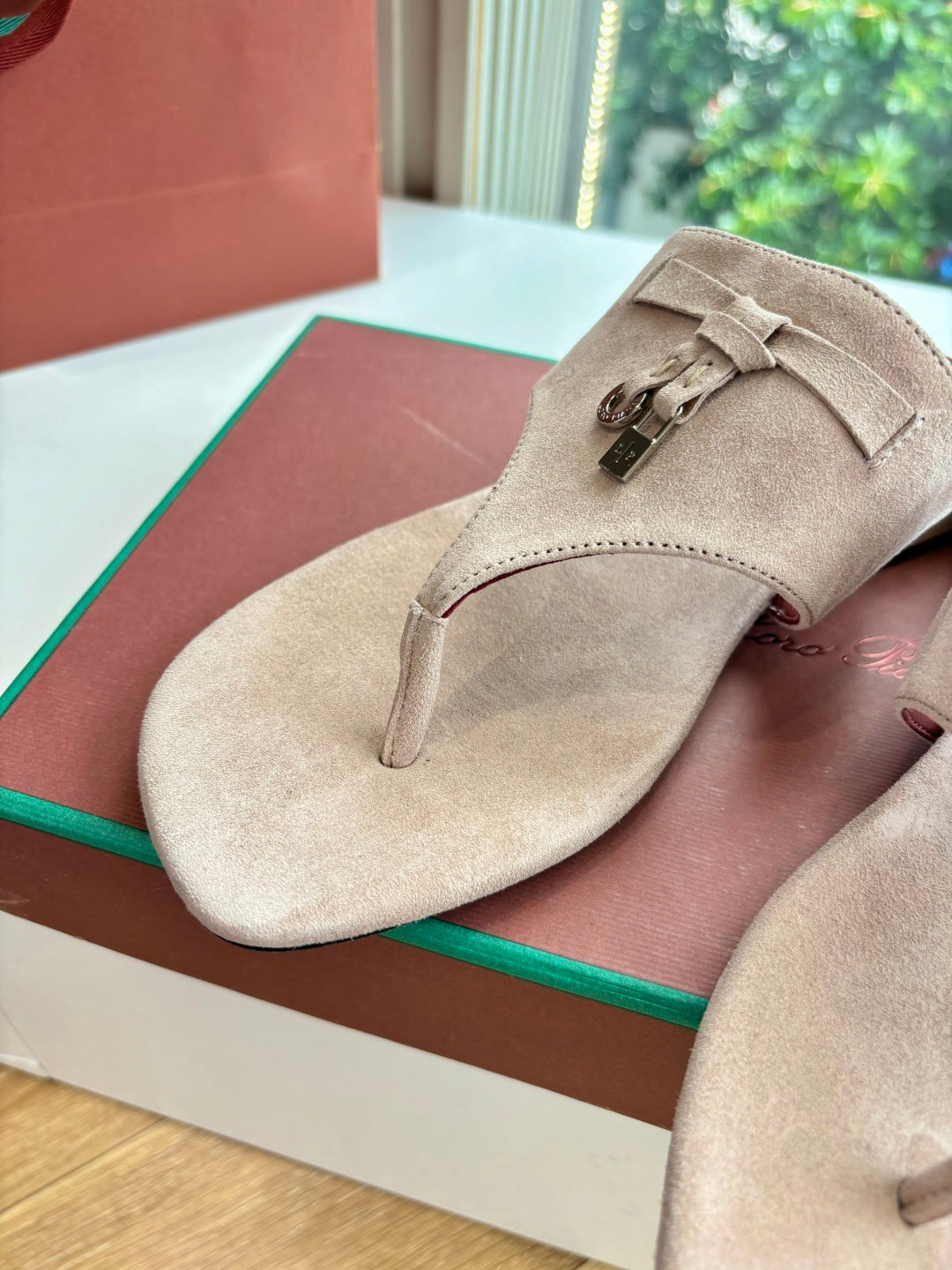 LP THONG SANDALS 25S IN WARM BEIGE SUEDE