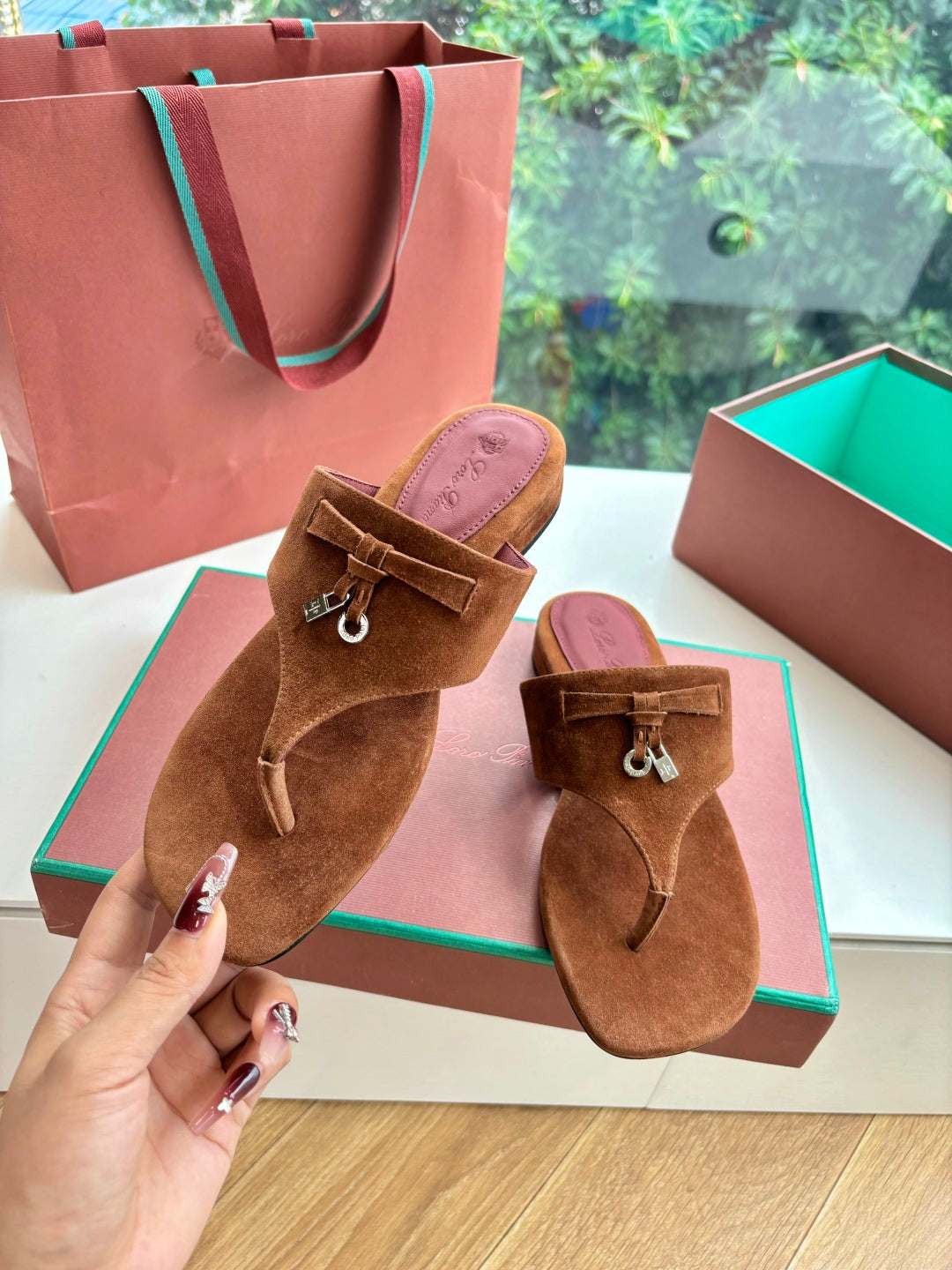 LP THONG SANDALS 25S IN BROWN SUEDE