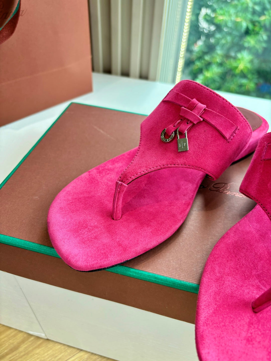 LP THONG SANDALS 25S IN DARK PINK SUEDE