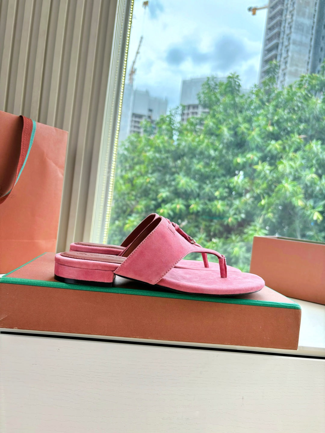 LP THONG SANDALS 25S IN PINK SUEDE