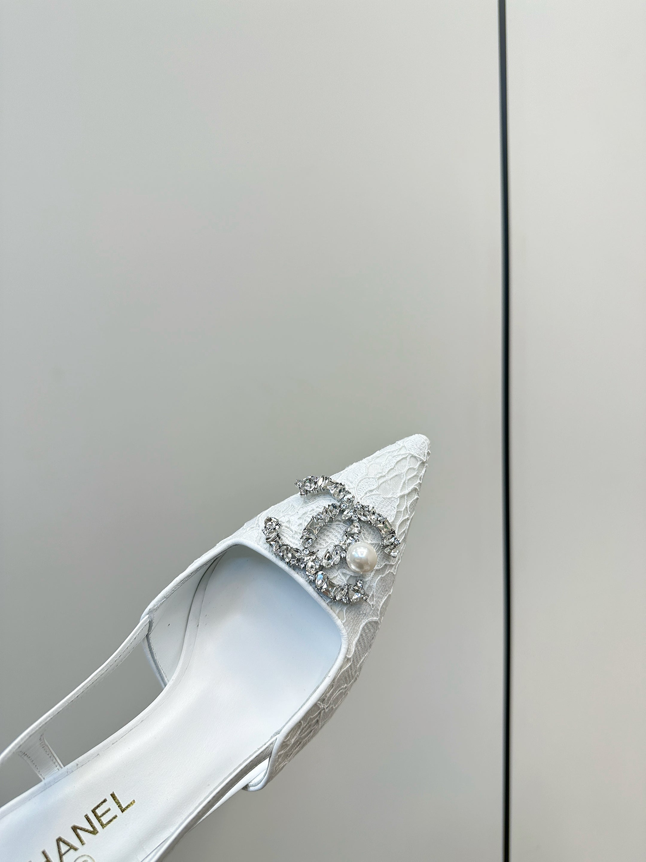 CC SLINGBACK 25S IN WHITE LACE FABRIC WITH SILVER HARDWARE