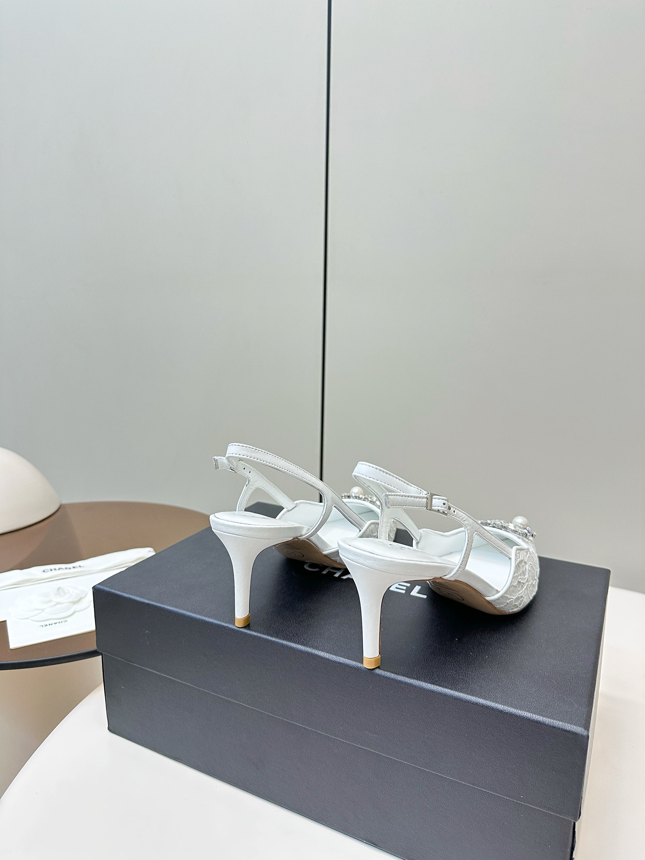 CC SLINGBACK 25S IN WHITE LACE FABRIC WITH SILVER HARDWARE