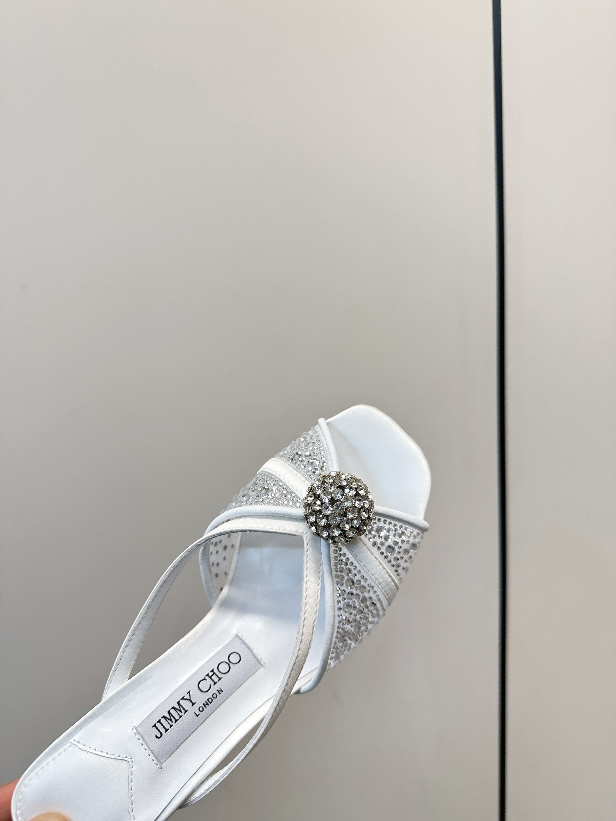 JIMMY CHOO 26S SACORA MULE 80 MM IN WHITE CRYSTAL EMBELLISHMENT