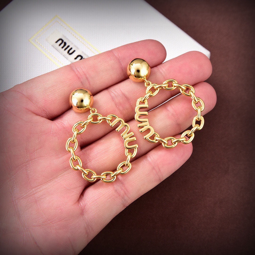 MIUMIU 26S CHAIN HOOP LOGO DROP EARRINGS IN GOLD TONE METAL 617564