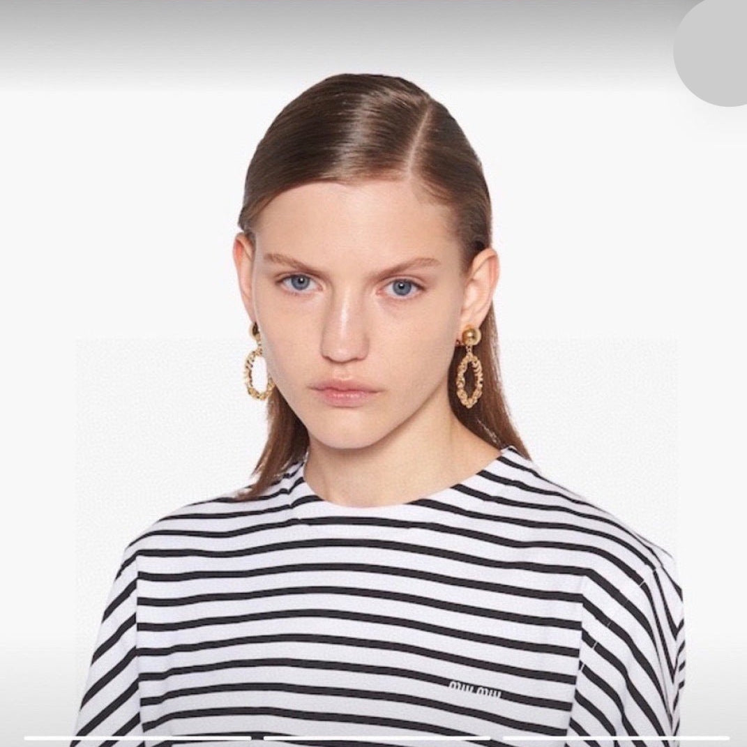 MIUMIU 26S CHAIN HOOP LOGO DROP EARRINGS IN GOLD TONE METAL 617564