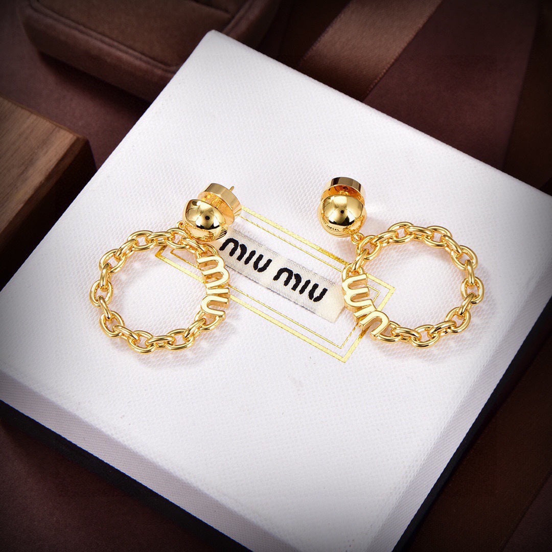 MIUMIU 26S CHAIN HOOP LOGO DROP EARRINGS IN GOLD TONE METAL 617564