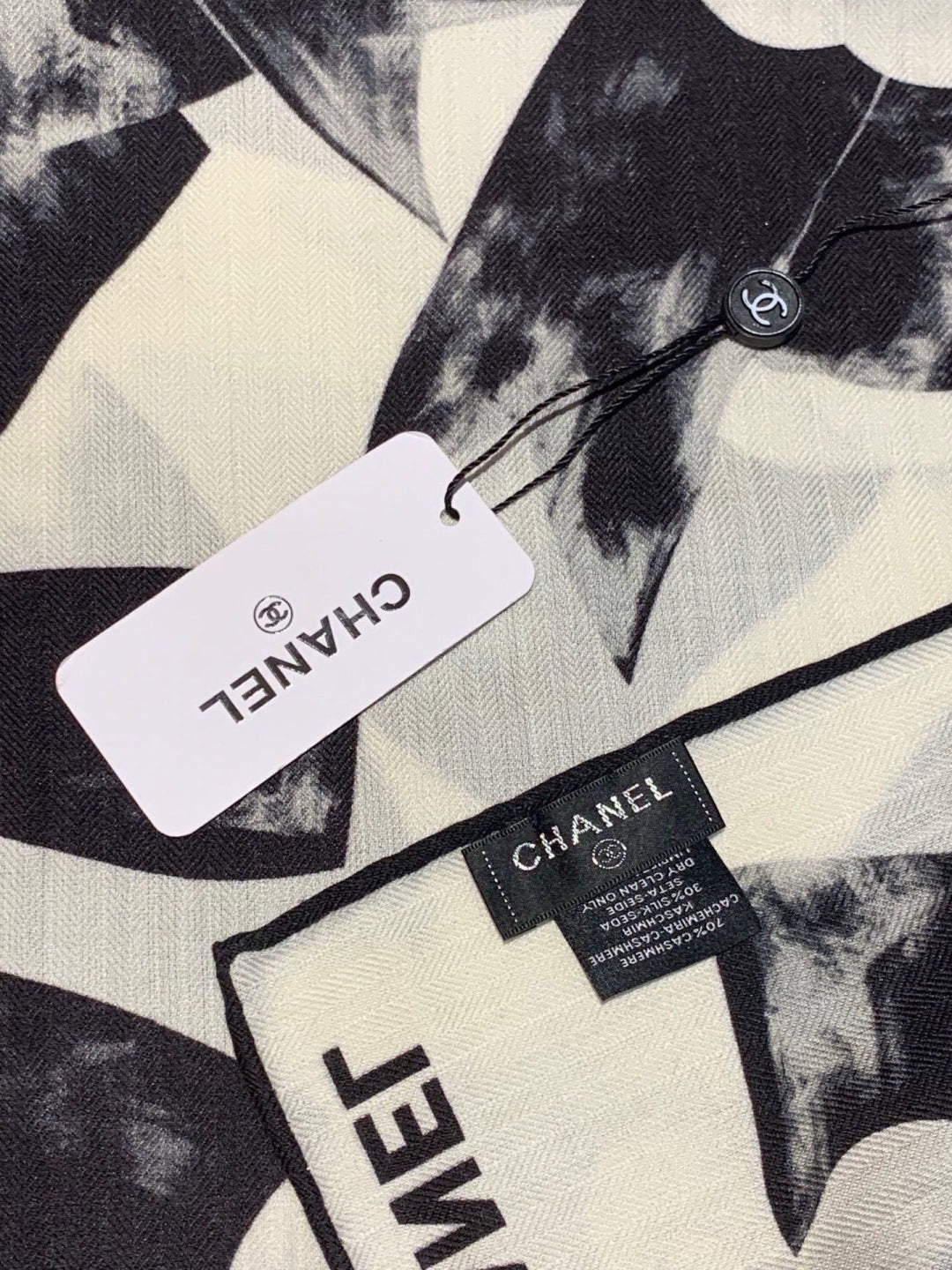 CHANEL 26S SCARF 140 IN SILK 311981