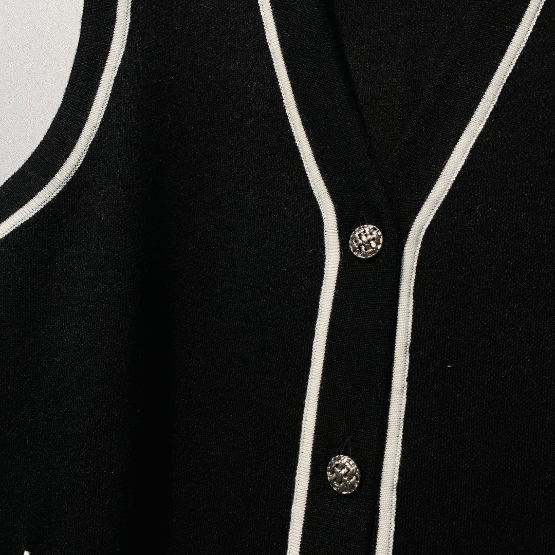 CHANEL 26S SLEEVELESS V-NECK BLAZER 670