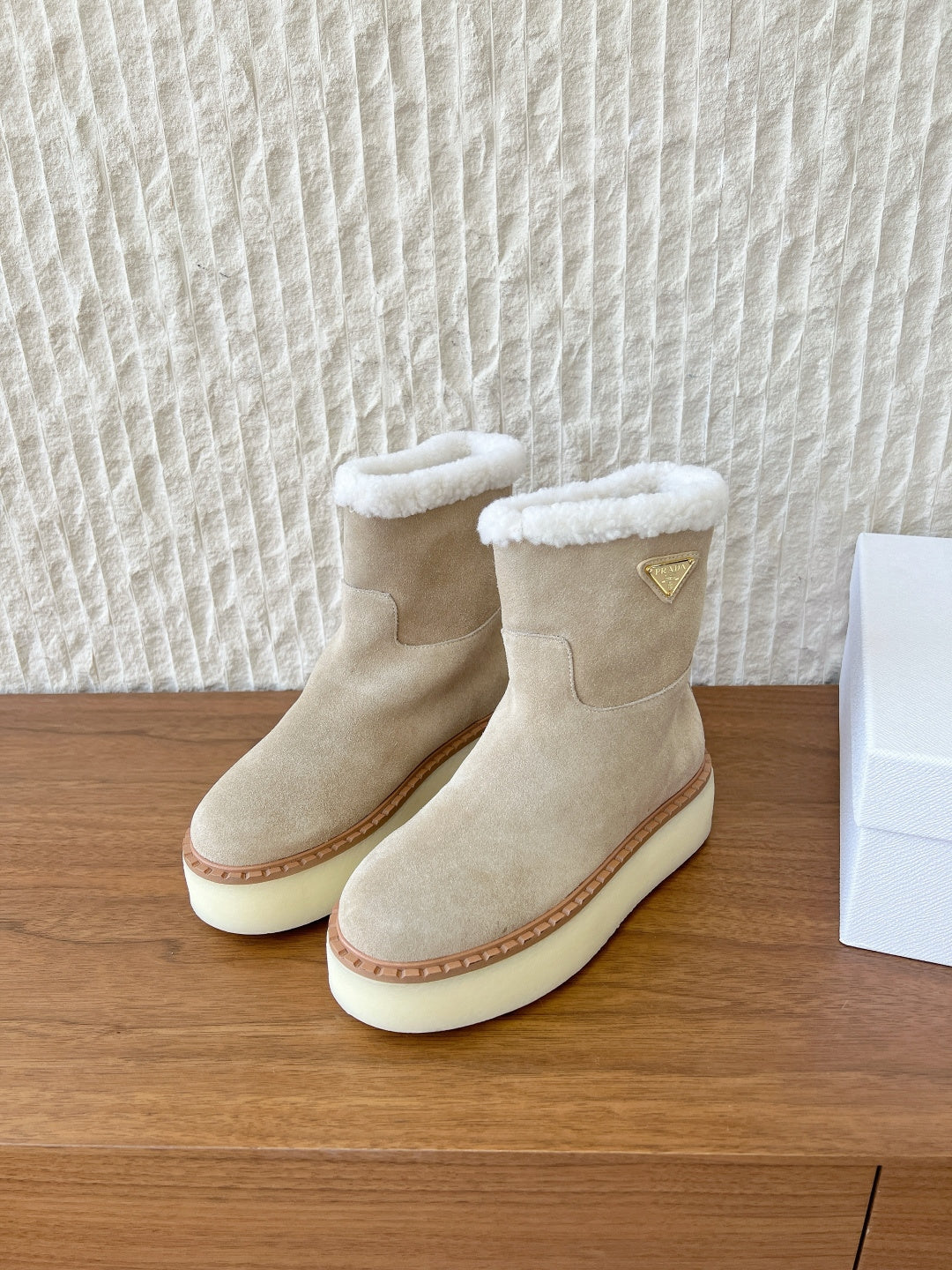 PRADA 25S ANKLE BOOTS 40 MM IN LIGHT BEIGE SUEDE SHEARLING-LINED