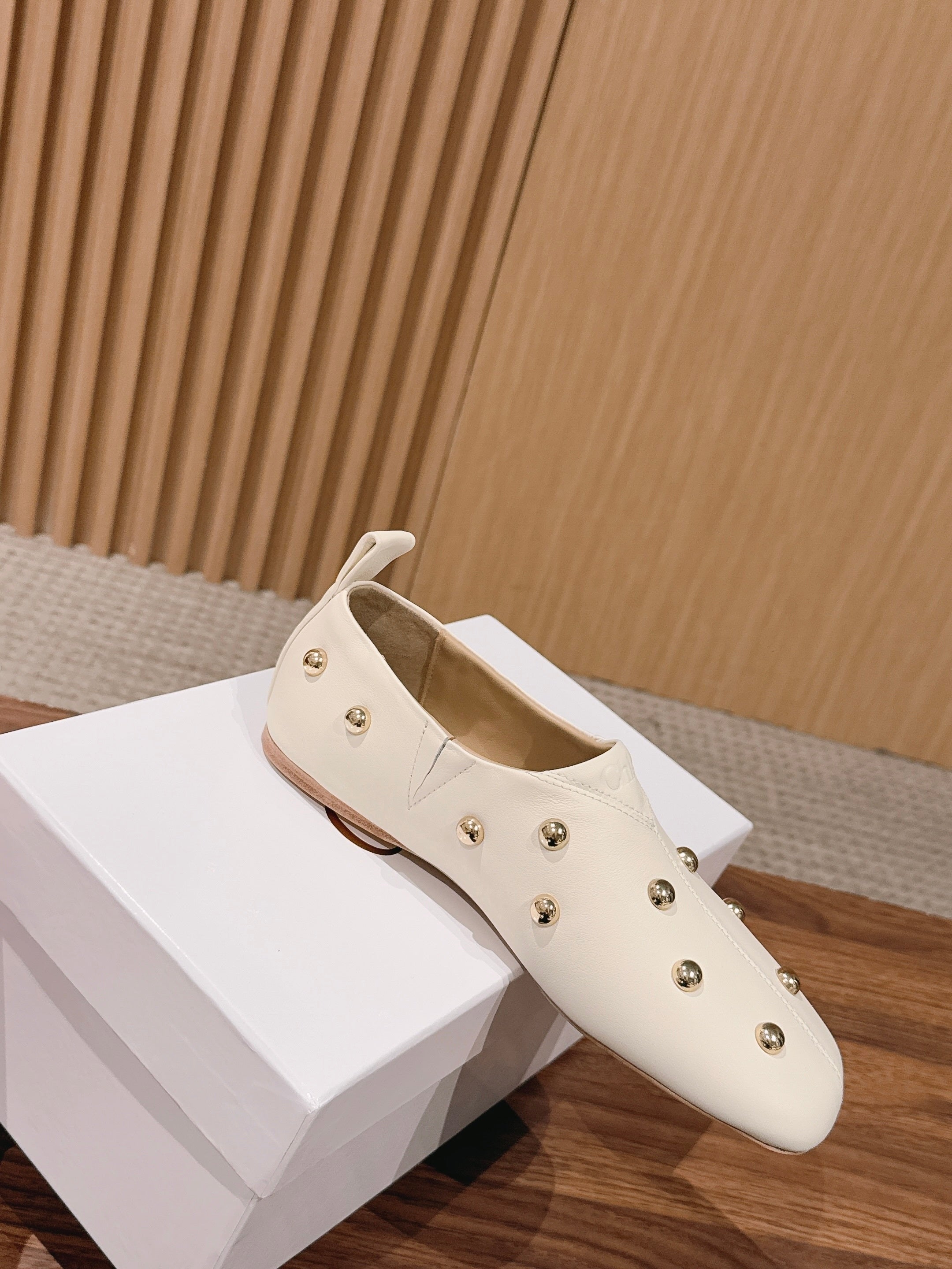 CHLOE 26S STUDDED LOAFERS IN CREAM WHITE CALFSKIN