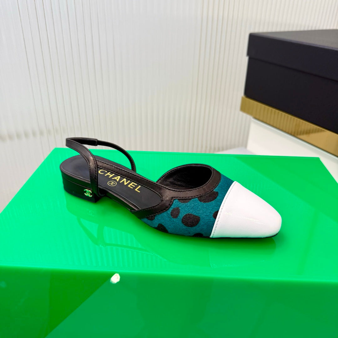 CHANEL 26S FLATS SLINGBACK SHOES IN WHITE PATENT CALFSKIN WITH TEAL PONY HAIR