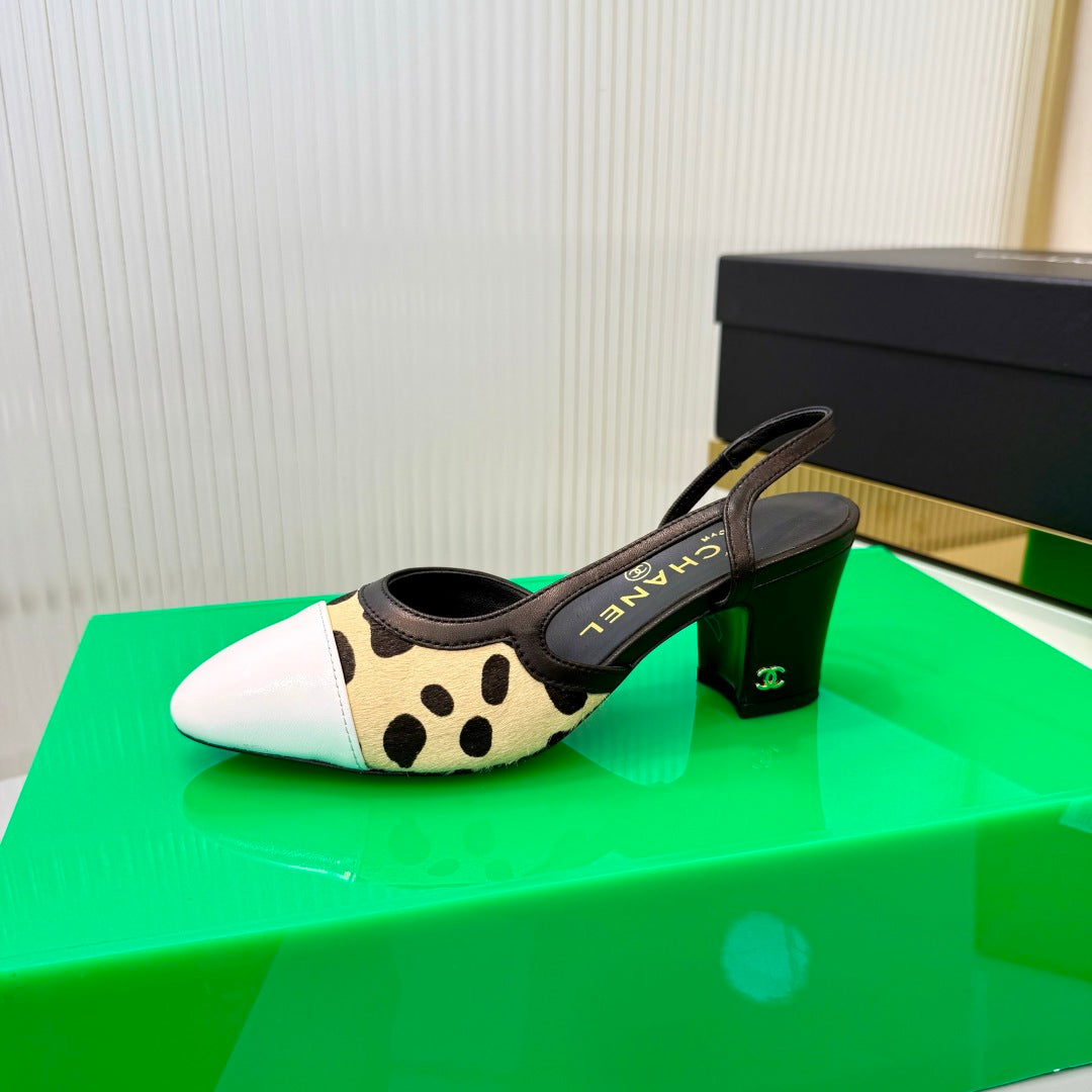 CHANEL 26S HIGH-HEEL SLINGBACKS 50 MM IN WHITE PATENT CALFSKIN WITH LIGHT YELLOW PONY HAIR