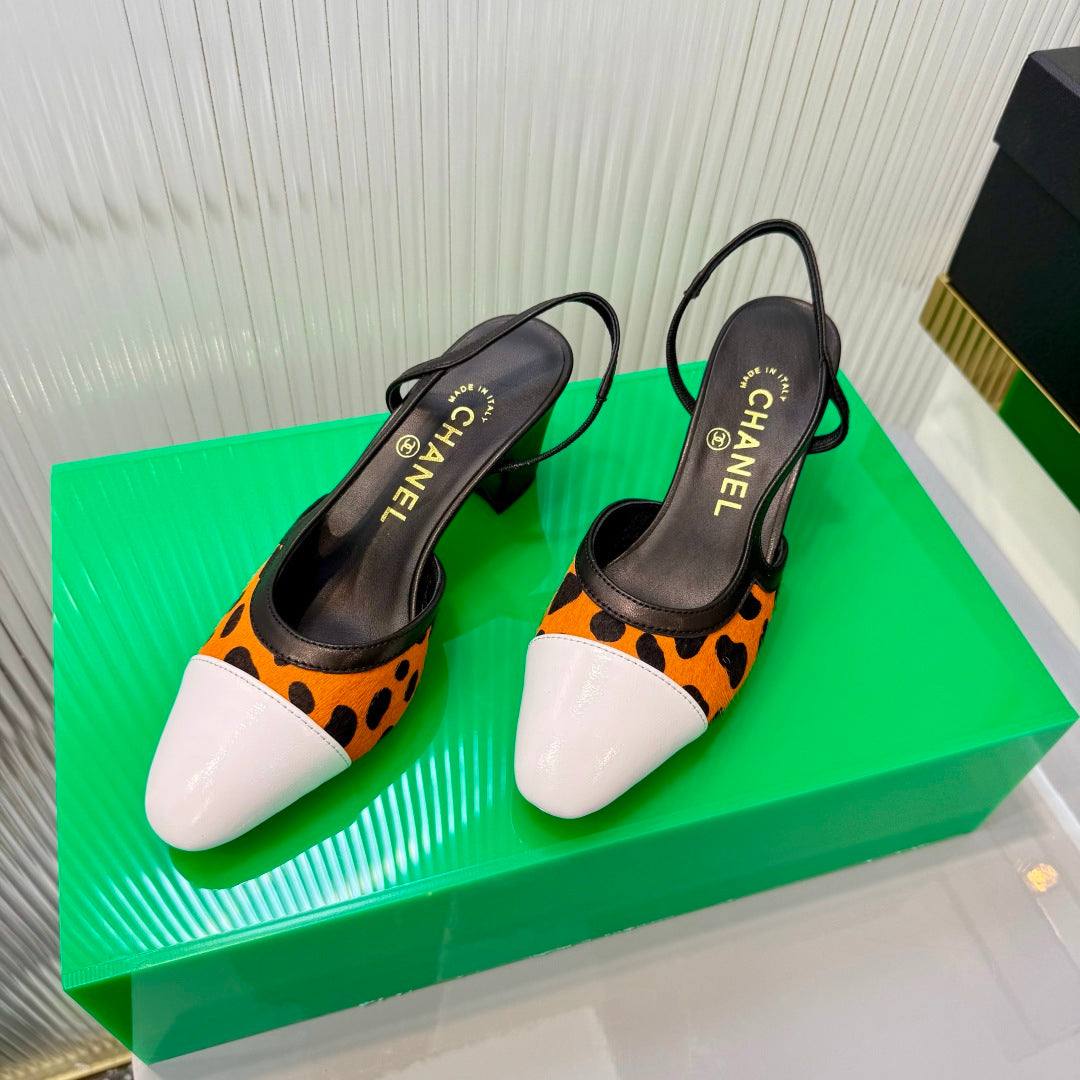 CHANEL 26S HIGH-HEEL SLINGBACKS 50 MM IN WHITE CALFSKIN WITH ORANGE PONY HAIR