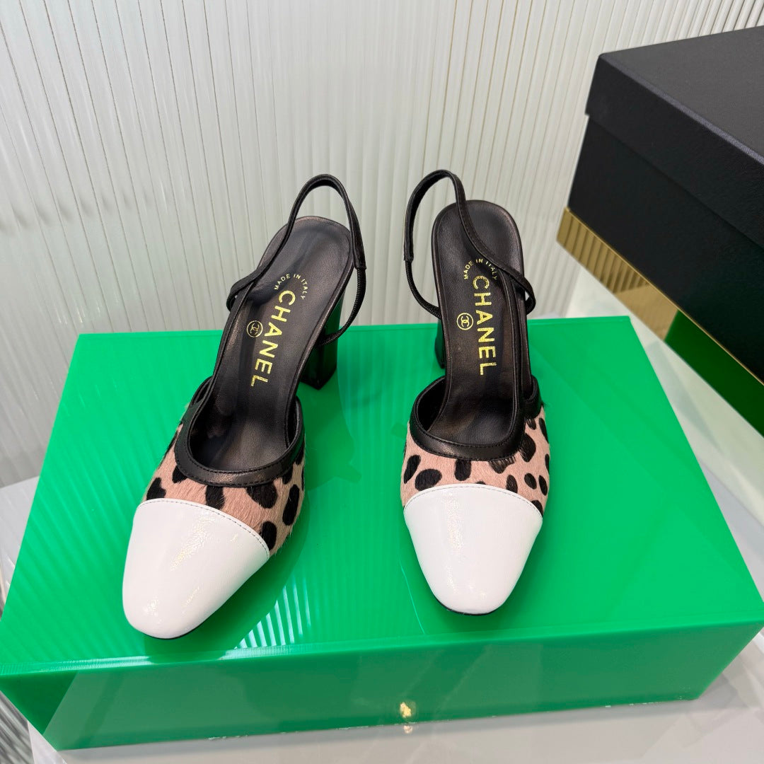 CHANEL 26S HIGH-HEEL SLINGBACKS 70 MM IN WHITE PATENT CALFSKIN WITH LINK PINK PONY HAIR