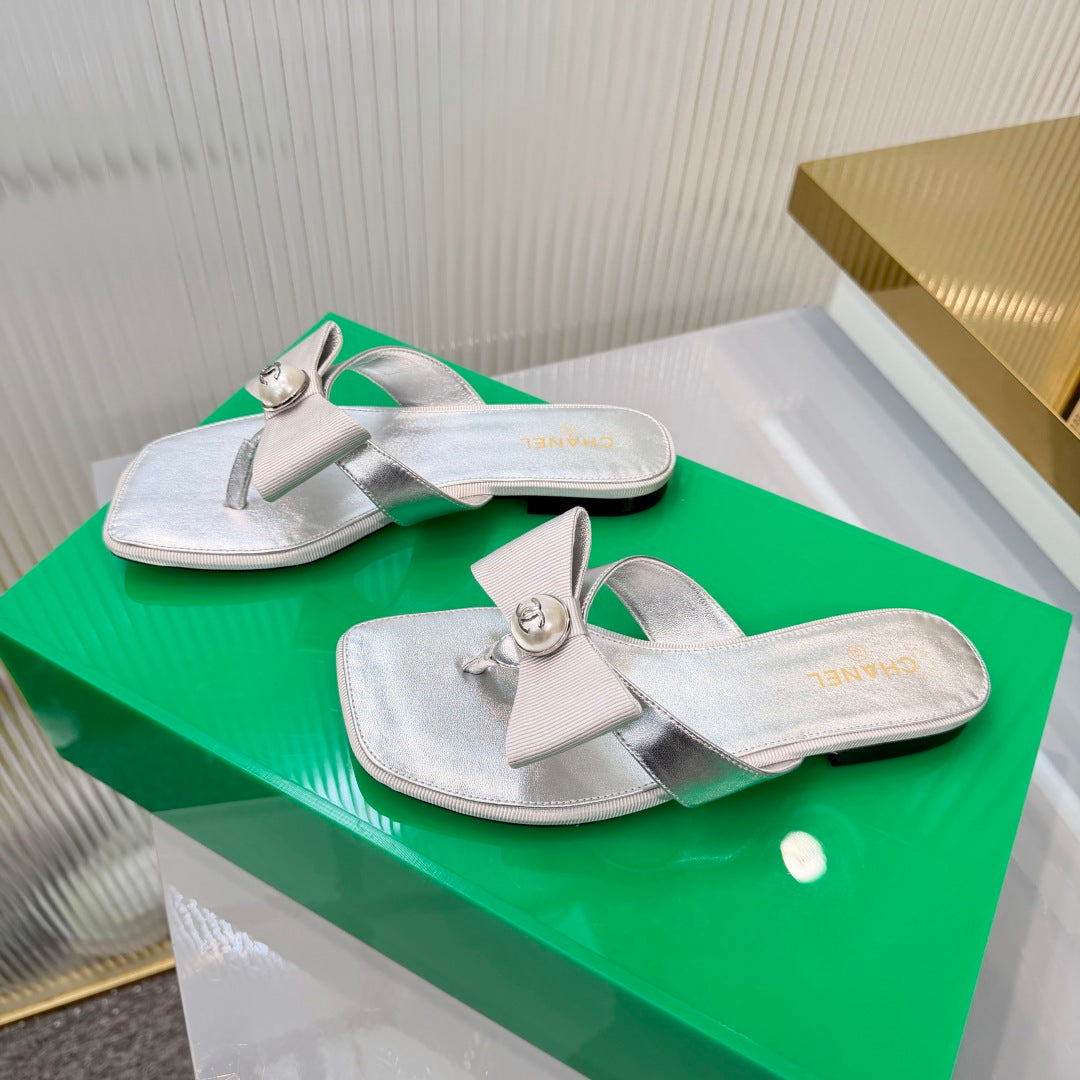 CHANEL 26S THONG SANDALS IN SILVER LAMBSKIN AND FABRIC WITH BOW