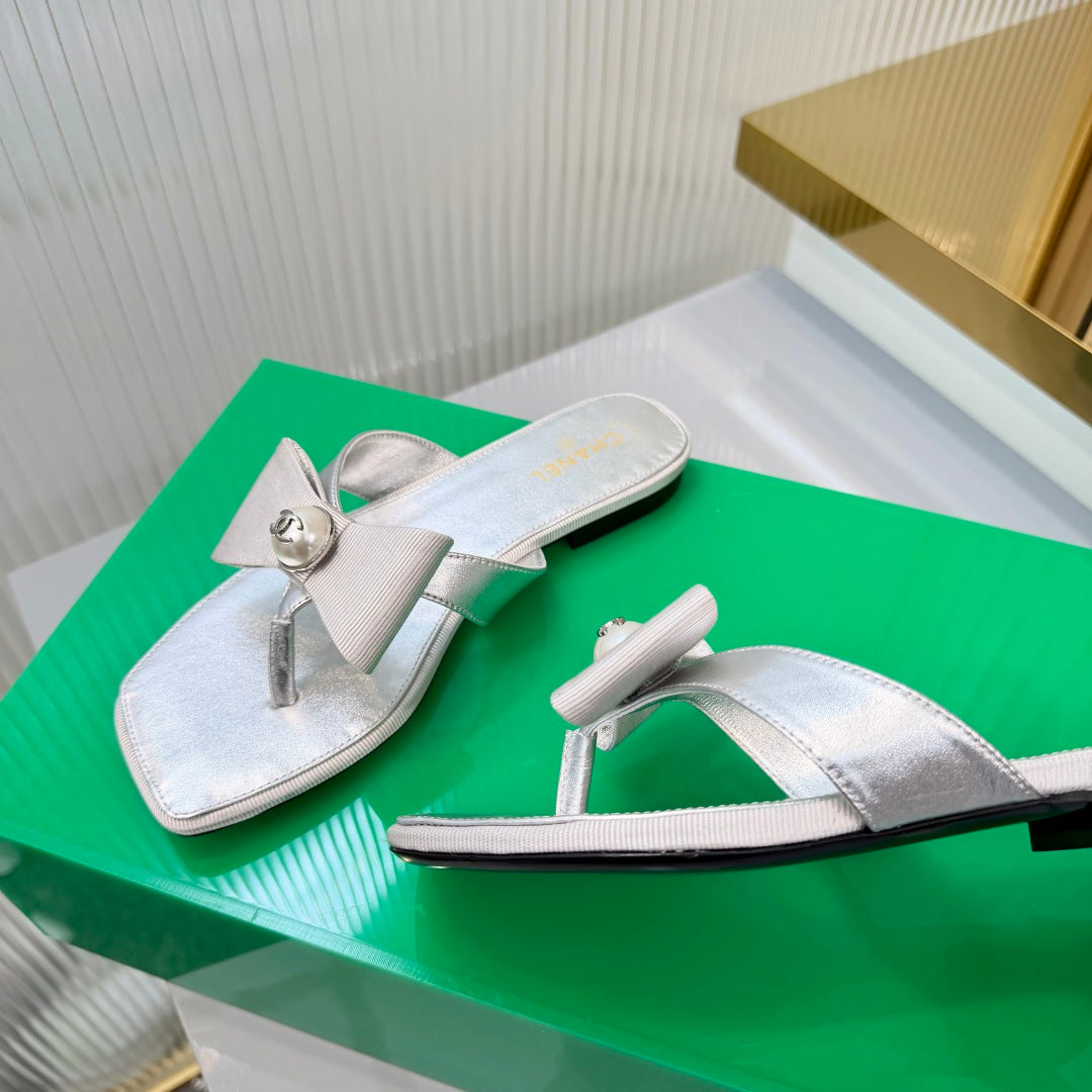 CHANEL 26S THONG SANDALS IN SILVER LAMBSKIN AND FABRIC WITH BOW