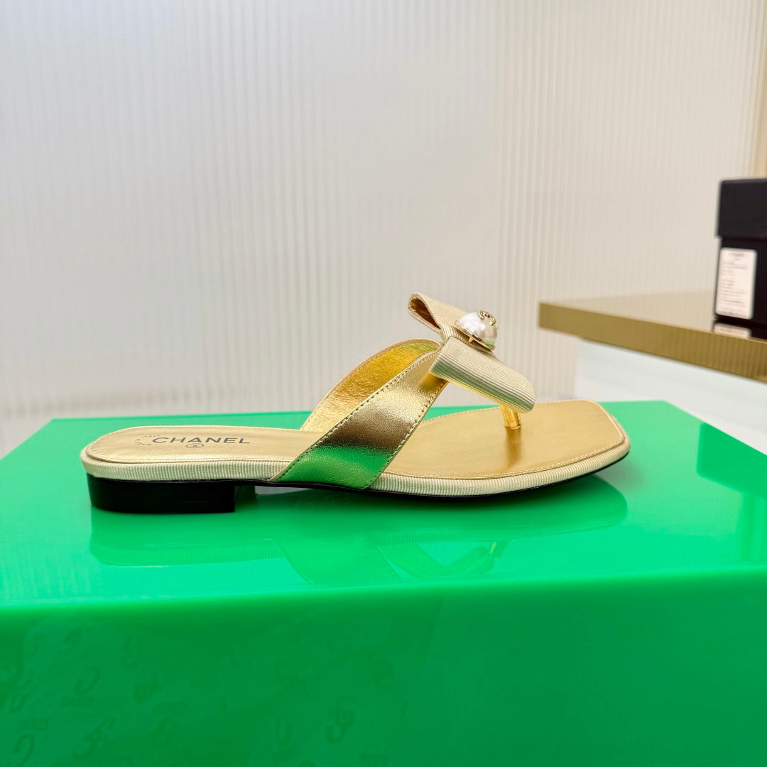 CHANEL 26S THONG SANDALS IN GOLD LAMBSKIN AND FABRIC WITH BOW