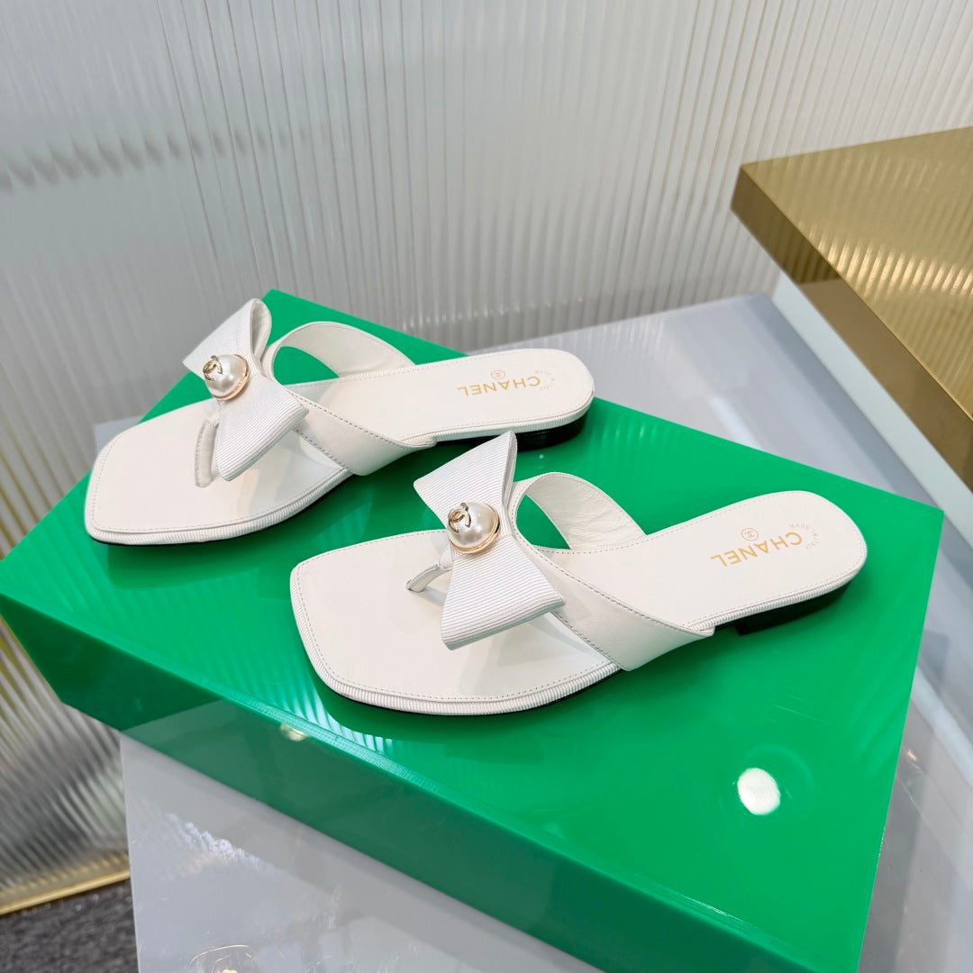 CHANEL 26S THONG SANDALS IN WHITE LAMBSKIN AND FABRIC WITH BOW