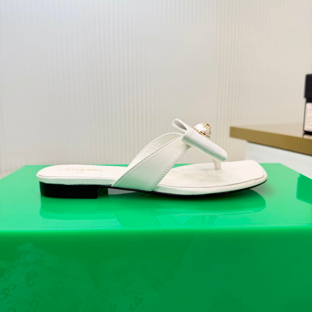 CHANEL 26S THONG SANDALS IN WHITE LAMBSKIN AND FABRIC WITH BOW