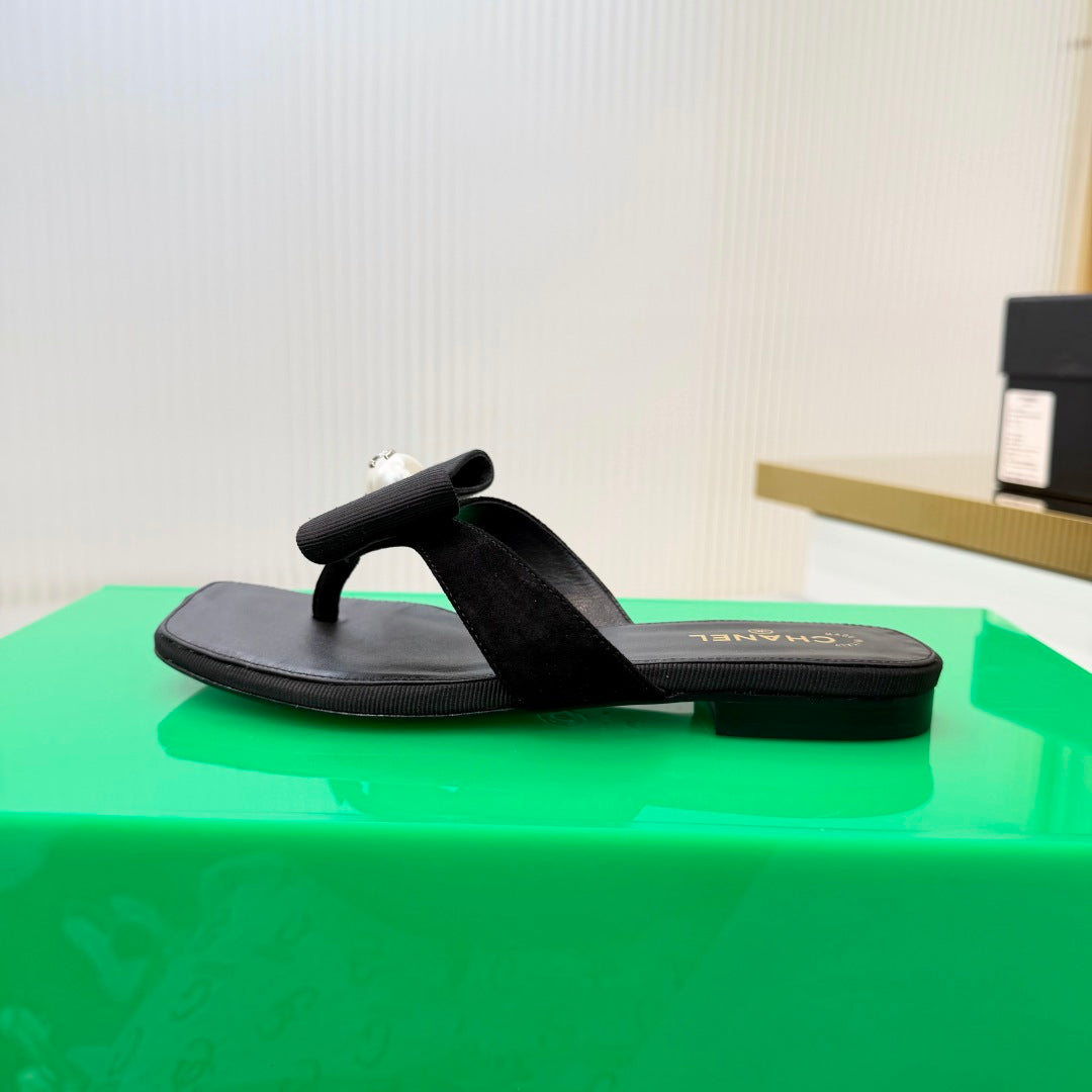 CHANEL 26S THONG SANDALS IN BLACK LAMBSKIN AND FABRIC WITH BOW