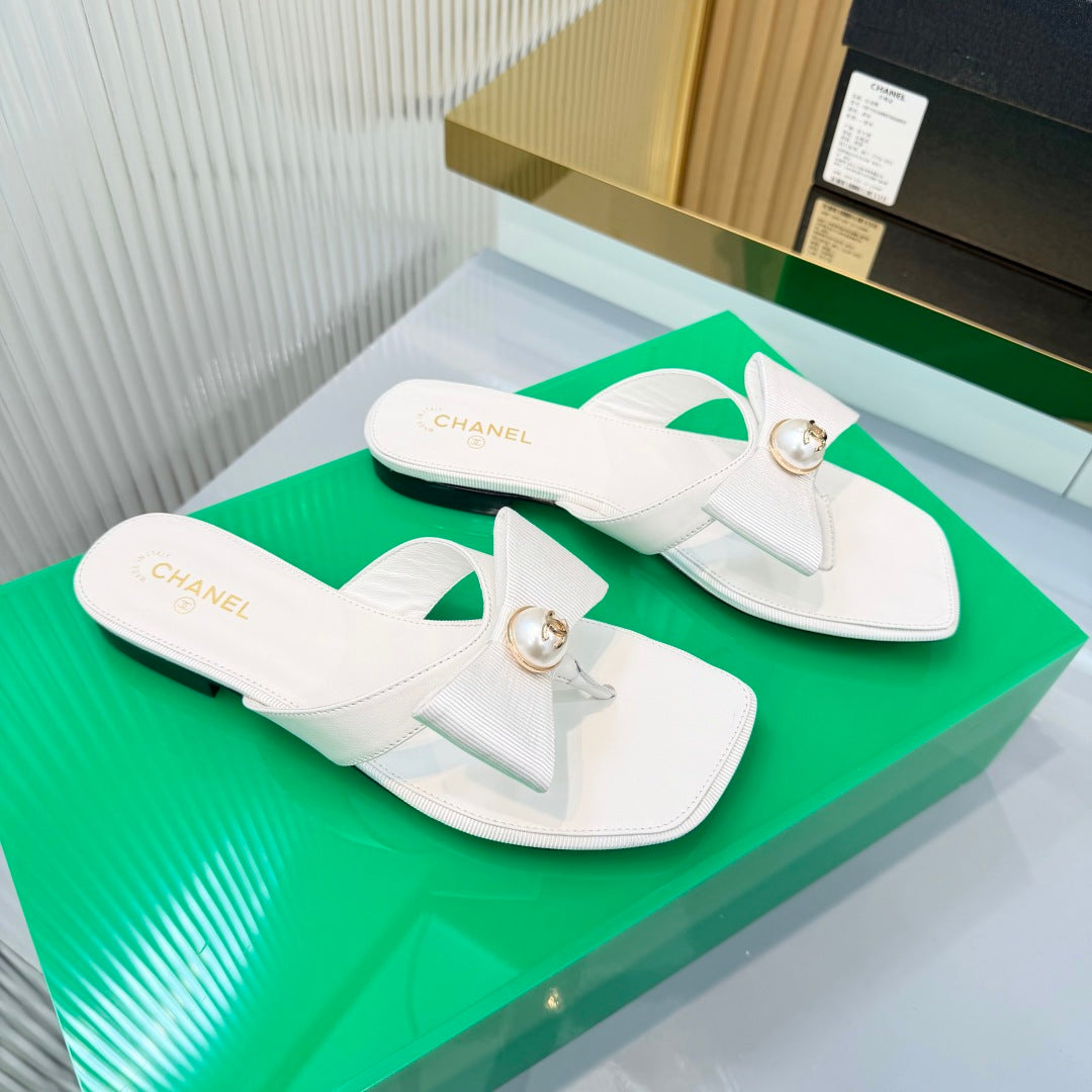 CHANEL 26S THONG SANDALS IN WHITE LAMBSKIN AND FABRIC WITH BOW