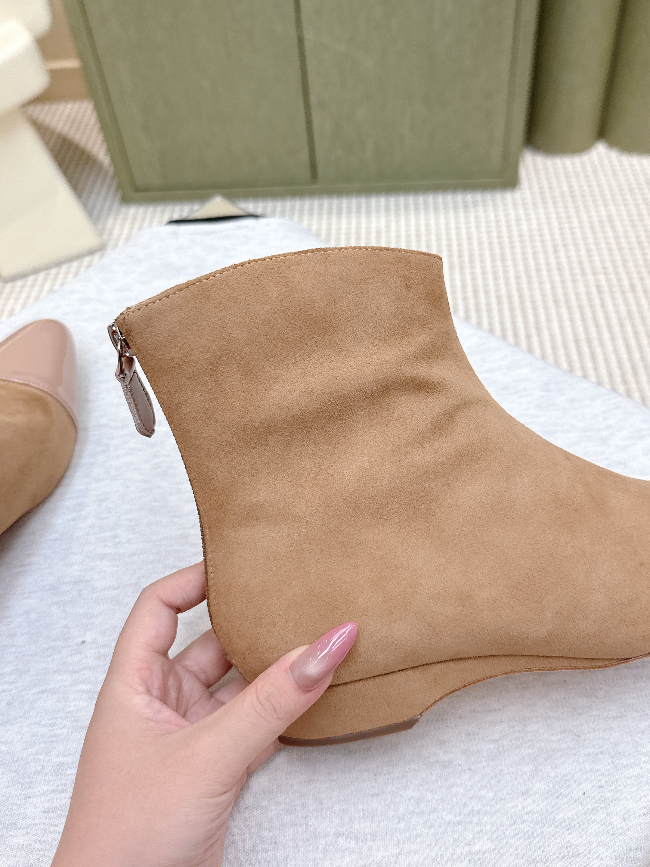 ALAIA 26S ANKLE BOOTS IN DARK BEIGE SUEDE AND GLOSSY CALFSKIN