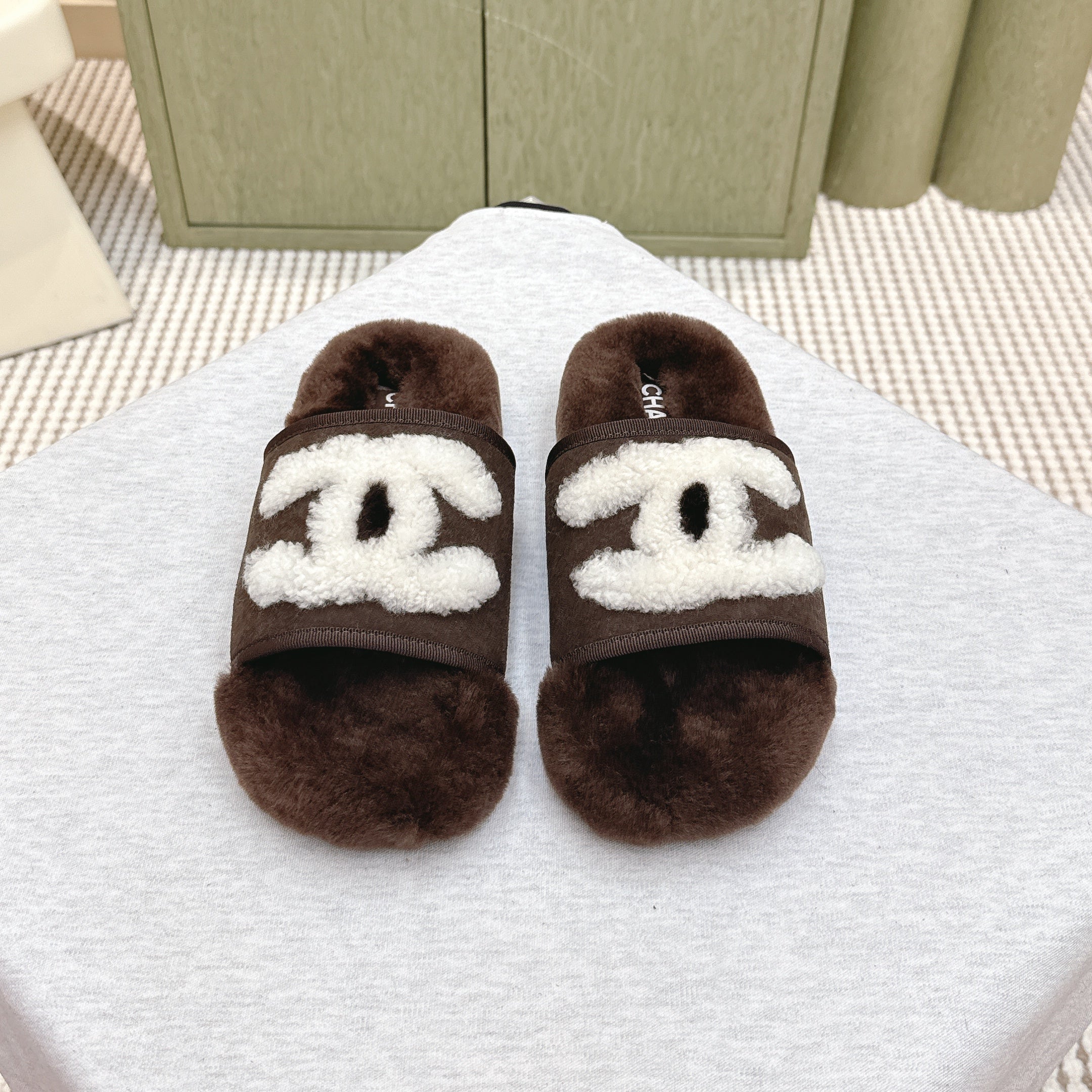 CHANEL 25S FUR SLIPPERS DOUBLE-LAYERED IN DARK BROWN WITH WHITE CC LOGO