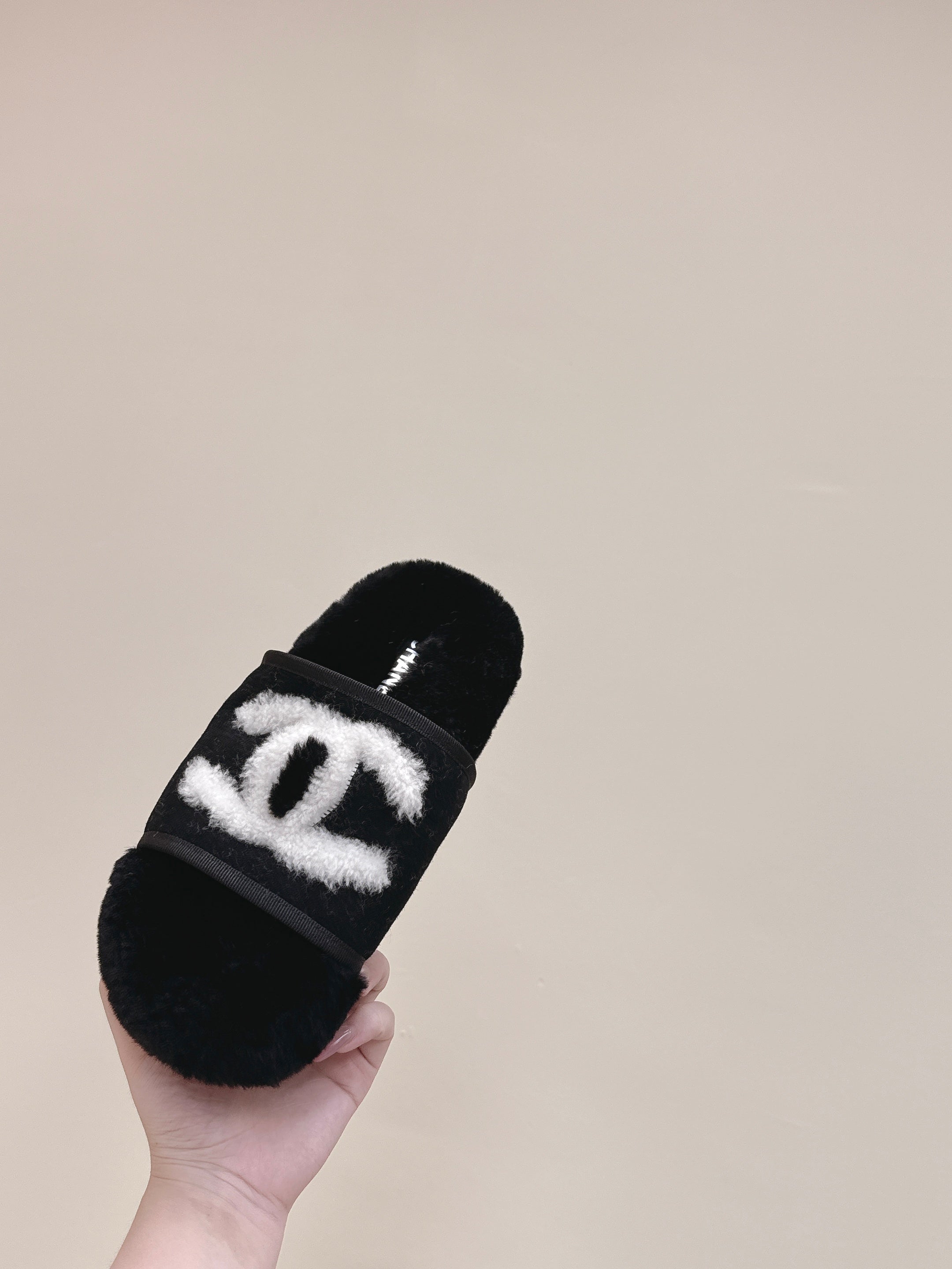 CHANEL 25S FUR SLIPPERS DOUBLE-LAYERED IN BLACK WITH WHITE CC LOGO