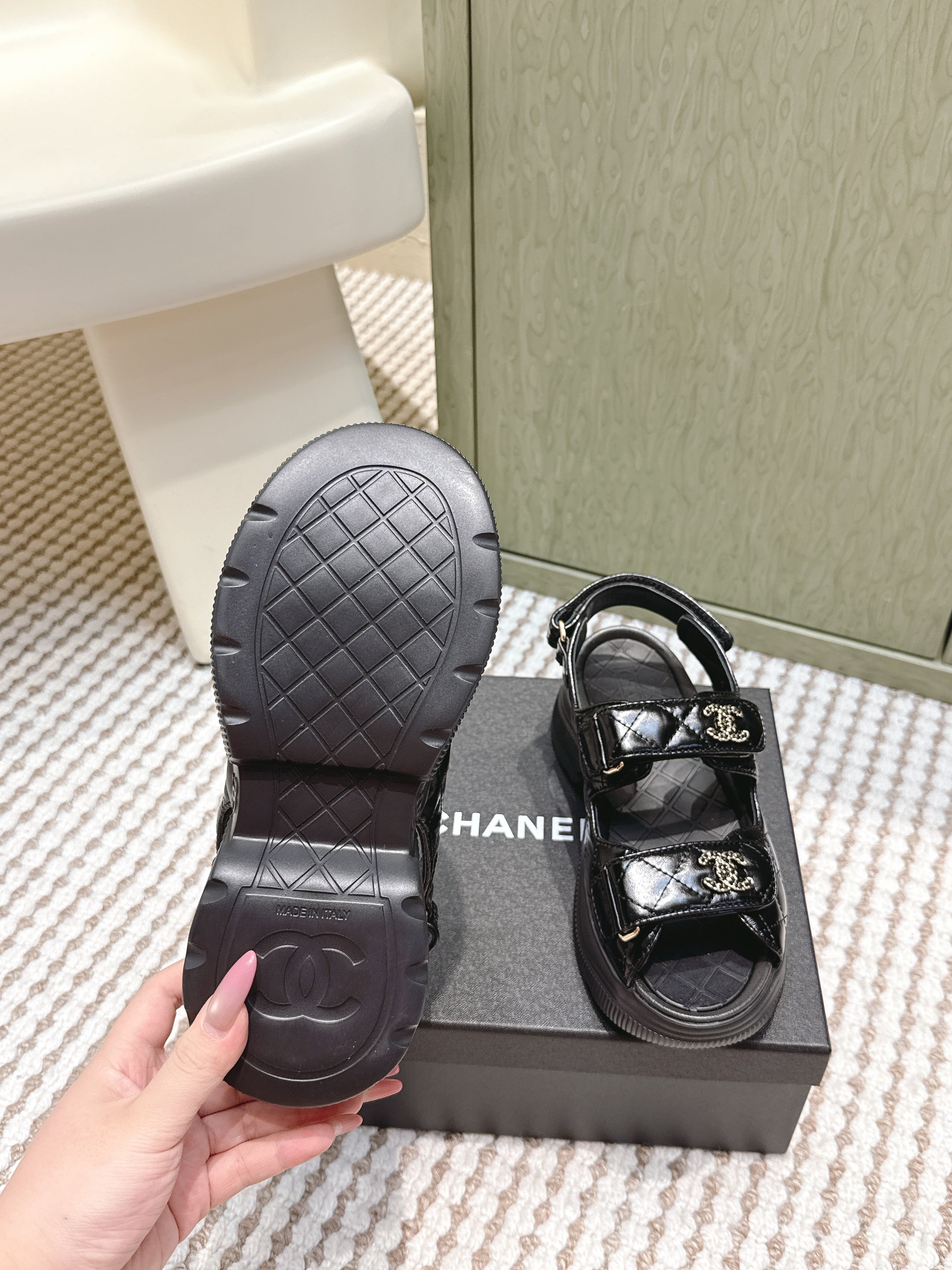 CHANEL 25S SANDALS IN BLACK PATENT CALFSKIN GOLD HARDWARE