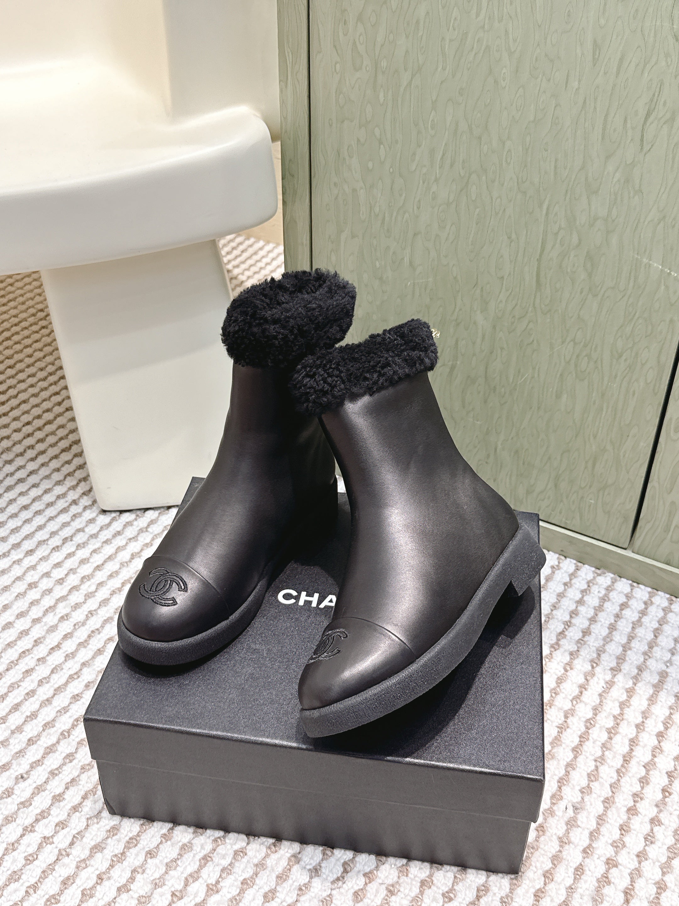 CHANEL 25S CALF-HIGH BOOTS IN BLACK CALFSKIN LINED WITH SHEEPSKIN