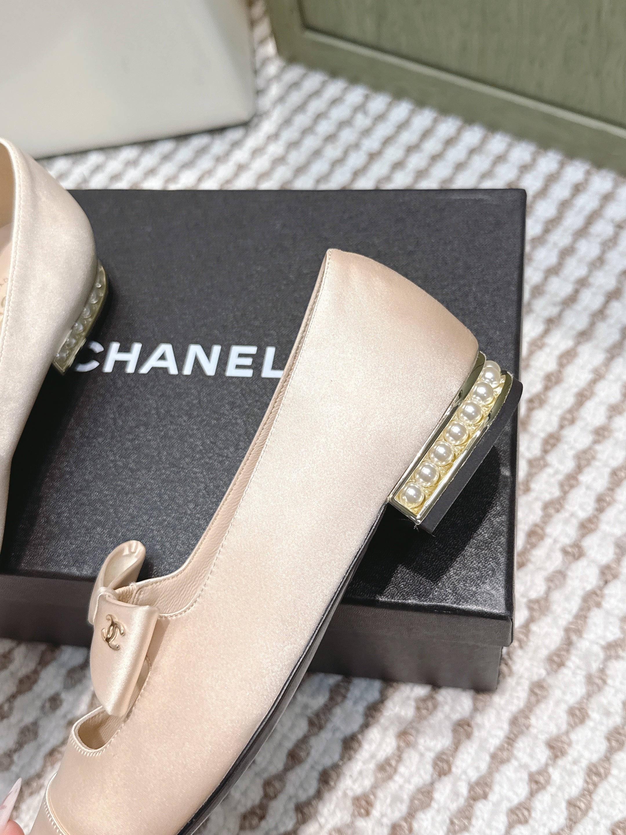 CHANEL 25S MARY JANE BALLET FLATS IN BEIGE SILK WITH BOW