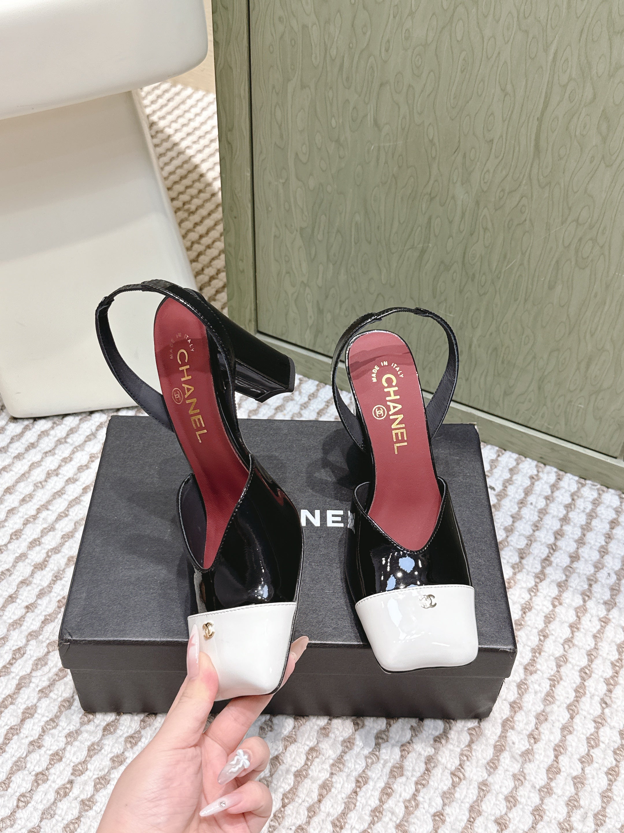 CHANEL 25S HIGH-HEELED SQUARE-TOE SLINGBACK 90MM IN BLACK AND WHITE CALFSKIN