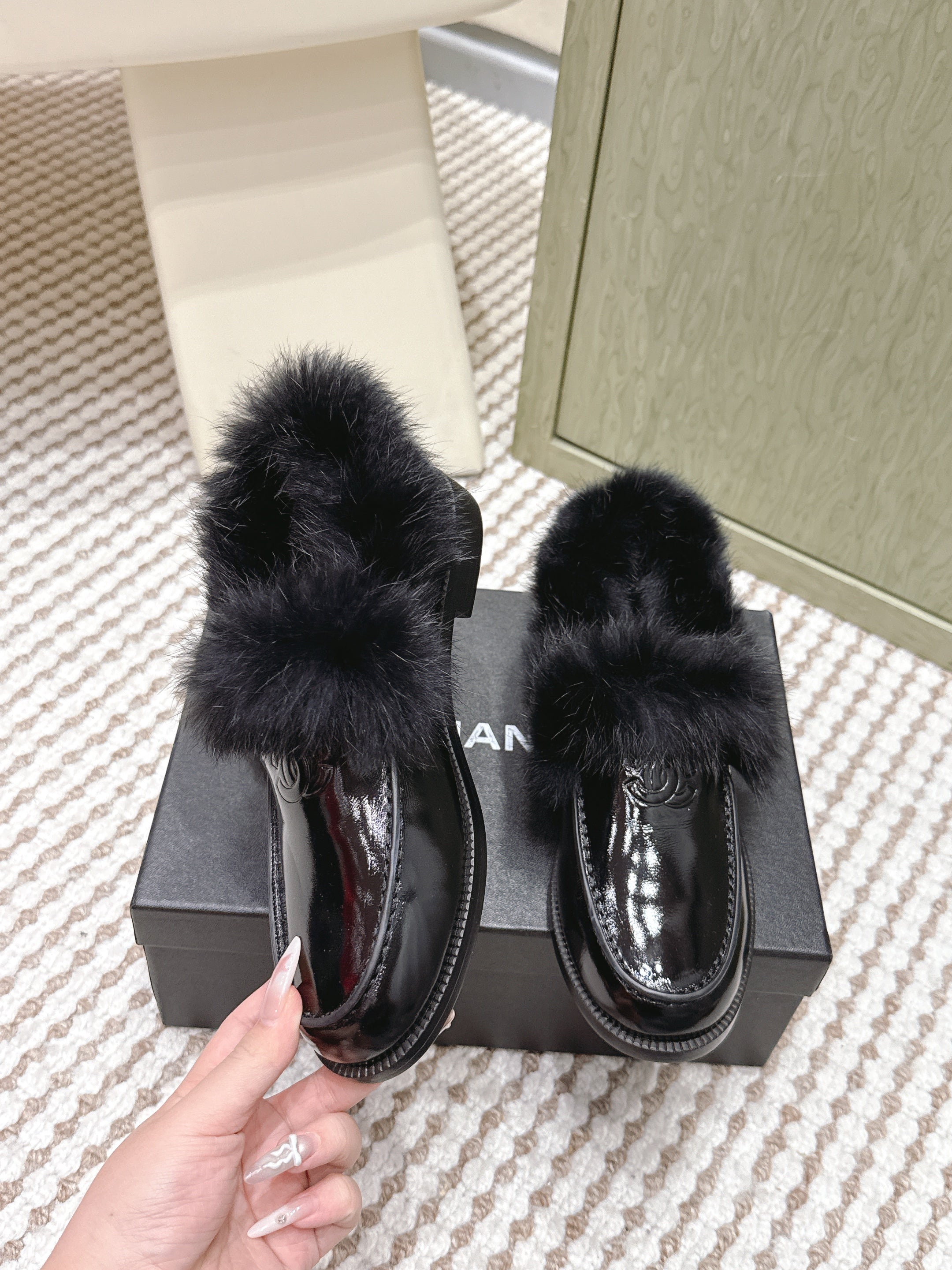 CHANEL 25S LOAFERS MOCCASIN IN BLACK GLOSSY CALFSKIN WITH MINK FUR LINING