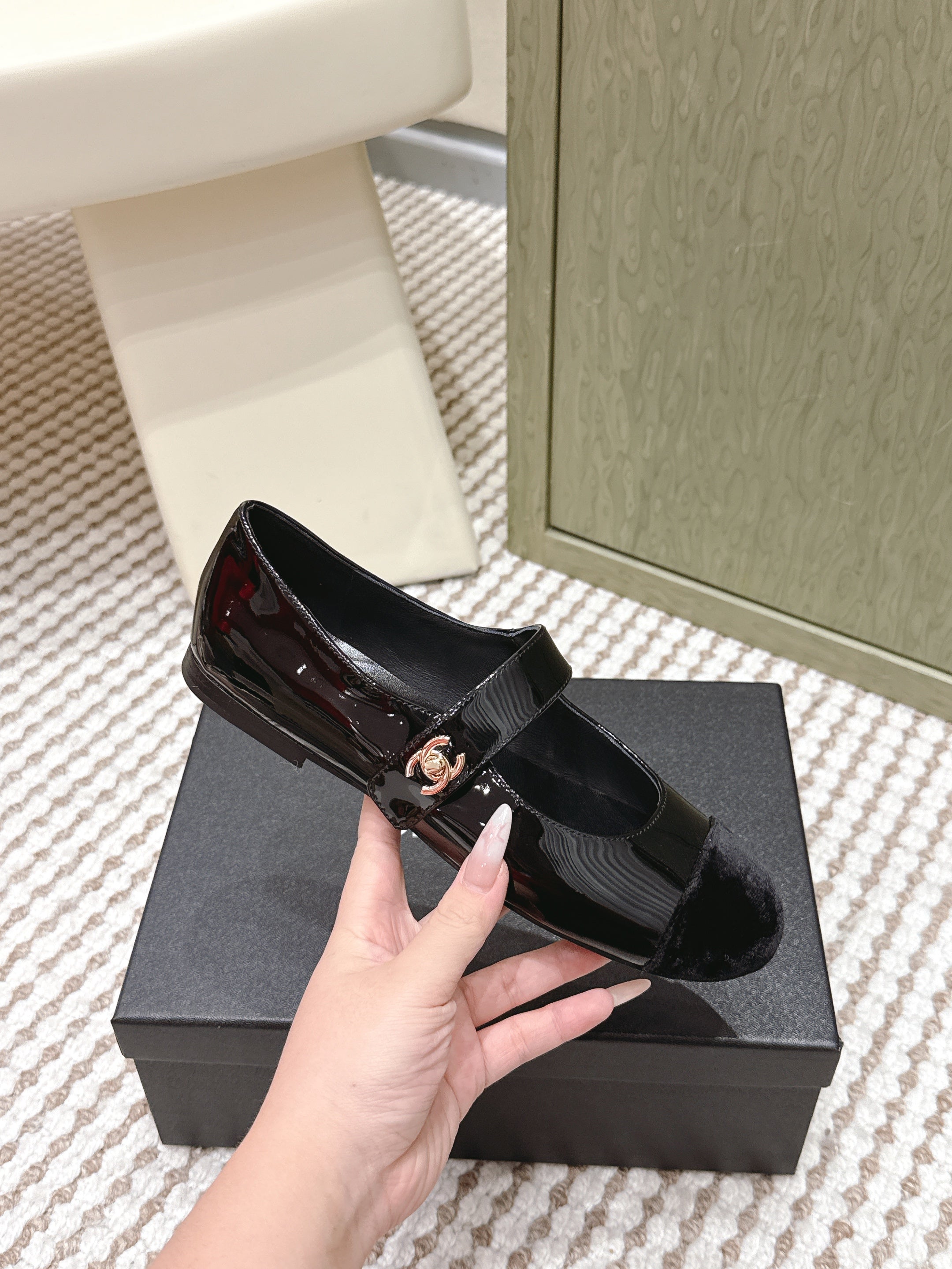 CHANEL 25S MARY JANE FLAT IN BLACK PATENT CALFSKIN WITH BLACK VELVET CAP TOE