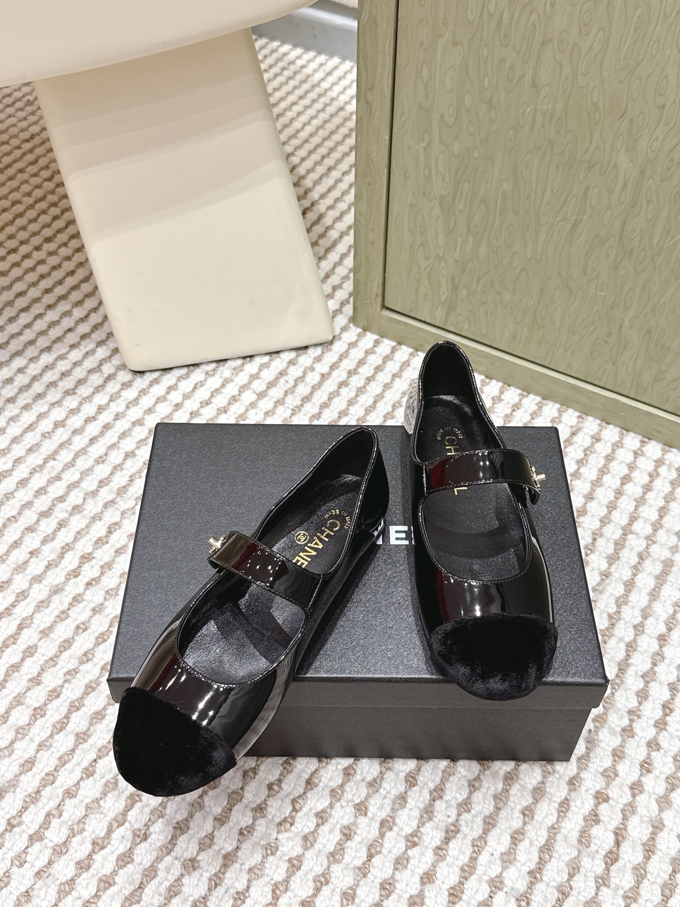 CHANEL 25S MARY JANE FLAT IN BLACK PATENT CALFSKIN WITH BLACK VELVET CAP TOE