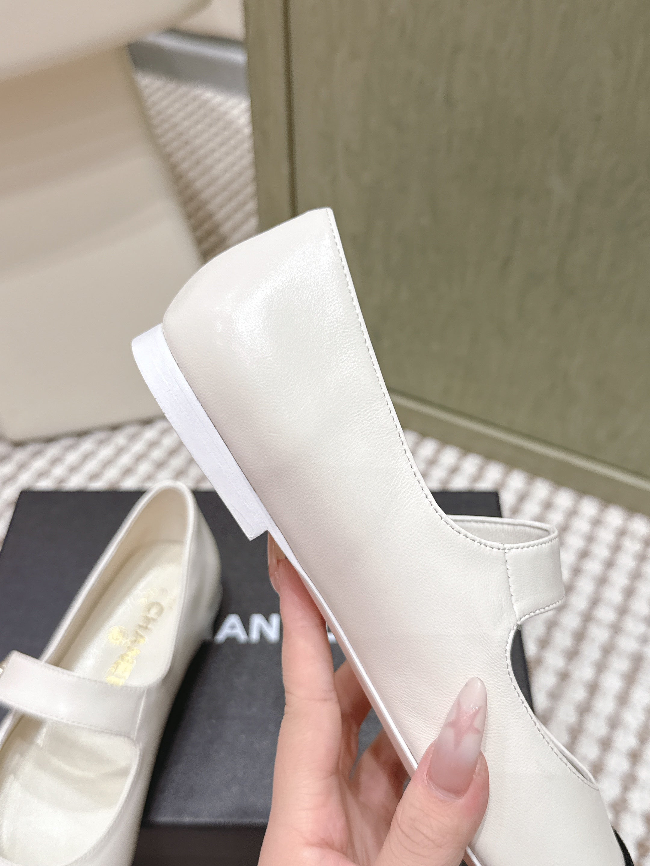 CHANEL 25S MARY JANE FLAT IN WHITE LAMBSKIN WITH BLACK VELVET CAP TOE