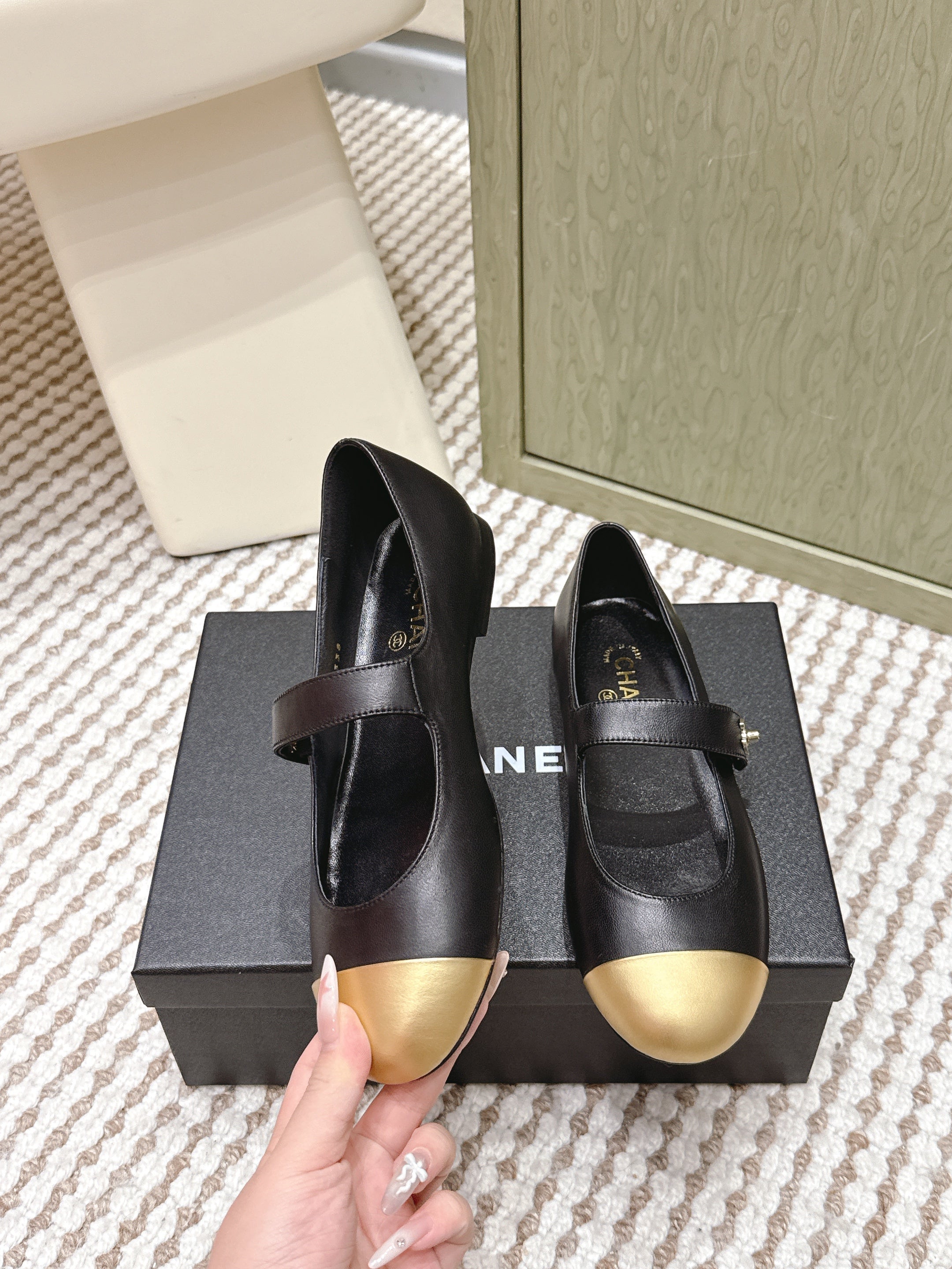 CHANEL 25S MARY JANE FLAT IN BLACK LAMBSKIN WITH YELLOW CAP TOE GOLD HARDWARE