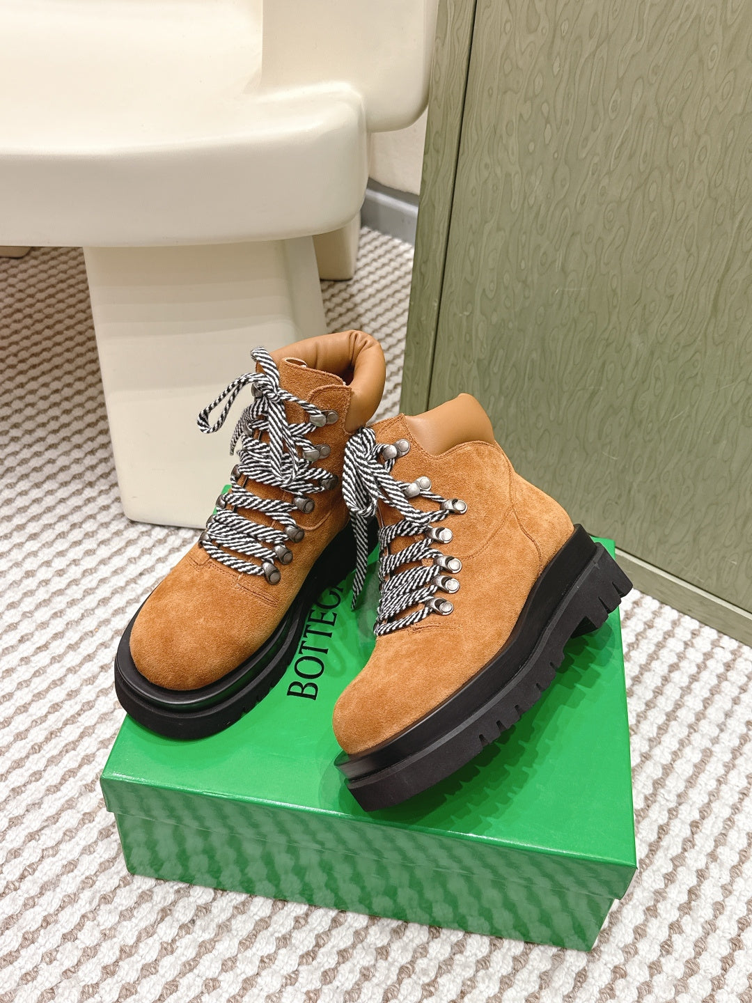 BOTTEGA VENETA 26S LUG ANKLE BOOTS IN BROWN SUEDE