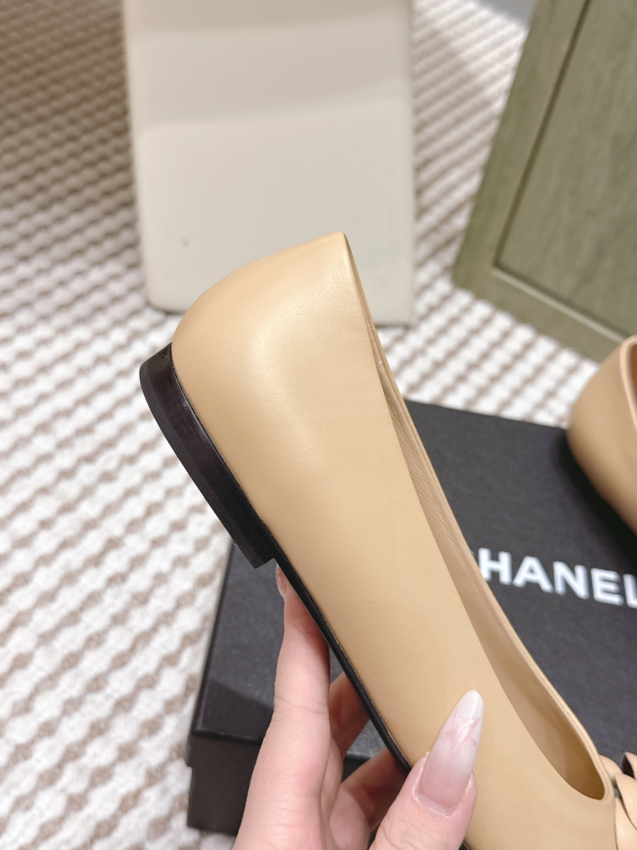 CHANEL 25S BALLET FLAT ROUND TOE IN BEIGE AND BLACK SHEEPSKIN WITH CAMELLIA